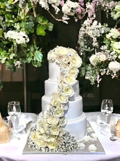 fondant with white natural roses-Photoroom.jpg