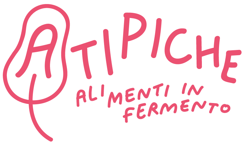 Logo con scritta di colore rosa "Atipiche" e sotto "Alimenti in fermento" con un disegno a forma di foglia intorno alla parola "A".