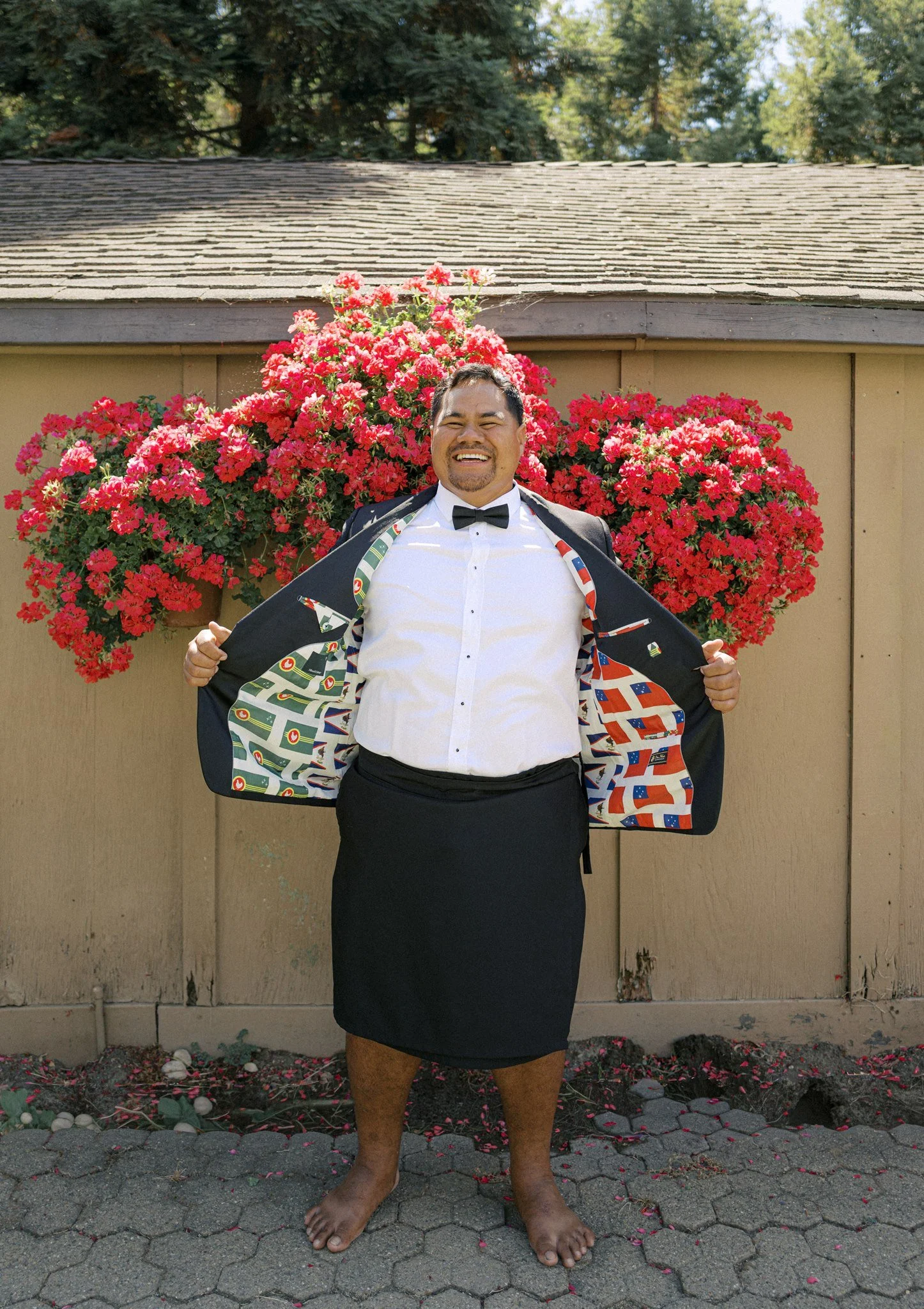 a hawaiian samoan groom displaying his custom suit jacket