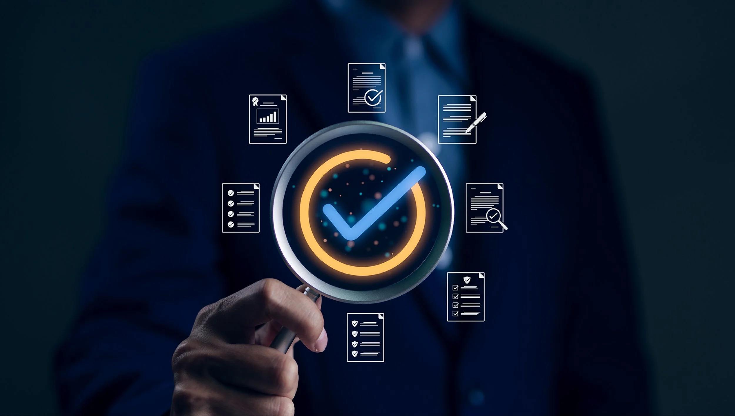 Persona sosteniendo una lupa con un símbolo de verificación en el centro, rodeada de íconos de documentos y listas de tareas.