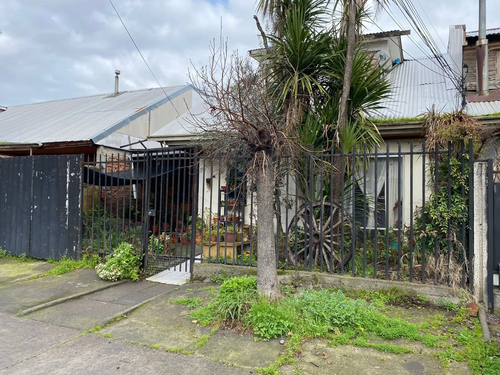 Casa ubicada en “Villa Doña Francisca 3” con 80 m² de construcción distribuidos en 2 pisos, que cuenta con 3 dormitorios y 1 baño. La propiedad ofrece cocina amplia, living comedor grande y se encuentra prácticamente nueva, en un pasaje tranquilo con