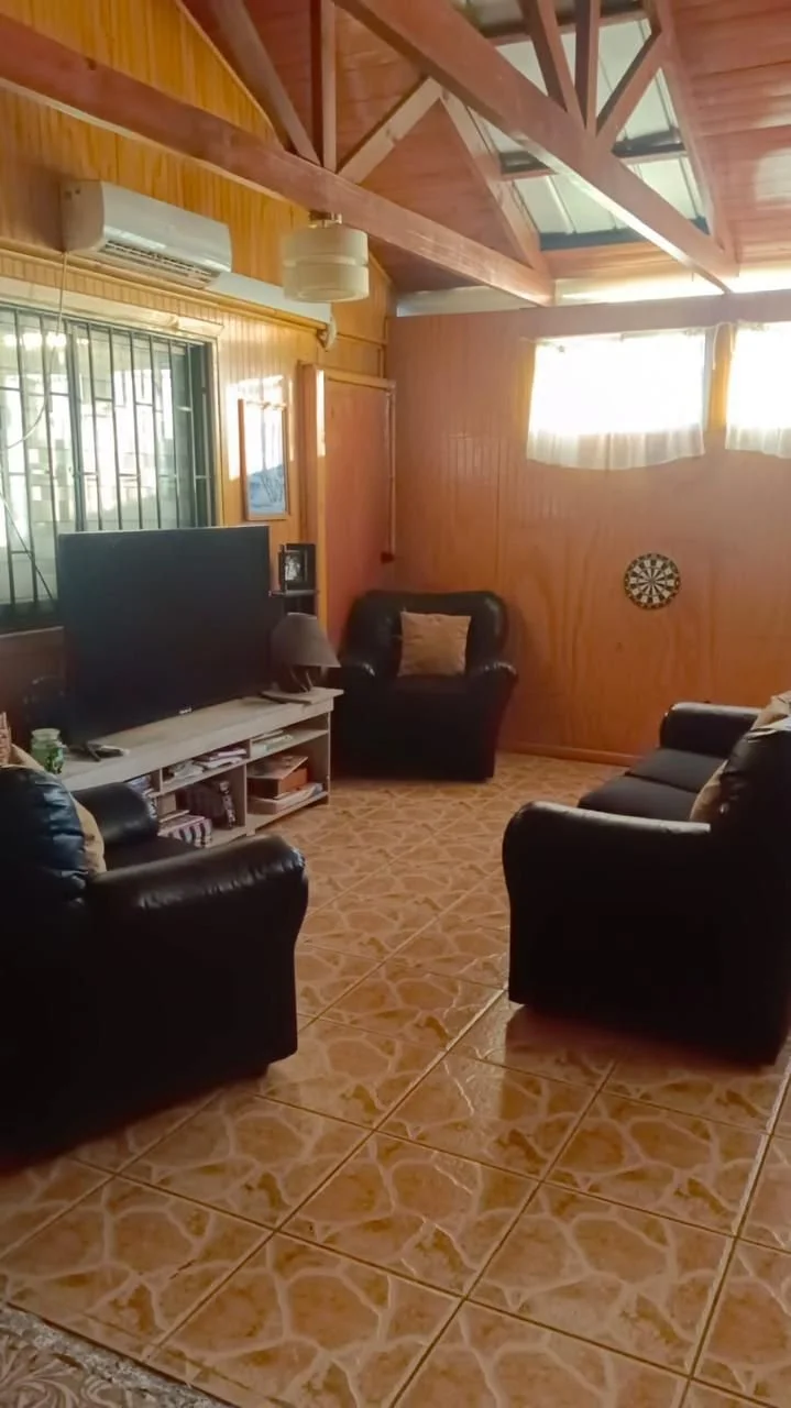 Casa ubicada en “Villa Hacienda Los Fundadores” con 75 m² de construcción, ampliada pero no regularizada, que cuenta con 3 dormitorios y 1 baño. La propiedad ofrece cocina americana, living comedor amplio y sala de lavado, encontrándose prácticamente