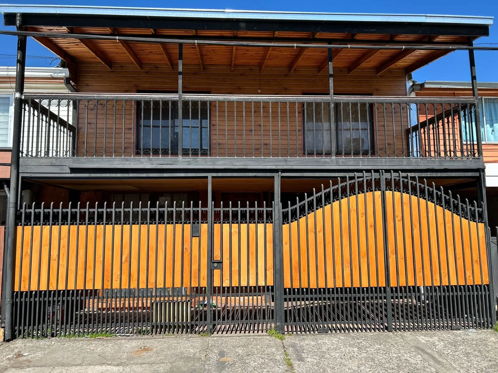 Casa ubicada en “Villa Alcalde Navas” con 80 m² de construcción sobre un terreno de 91 m², que cuenta con 4 dormitorios y 1 baño. La propiedad dispone de cocina amplia de 28 m², living comedor grande, terraza y estacionamiento interior grande y techa