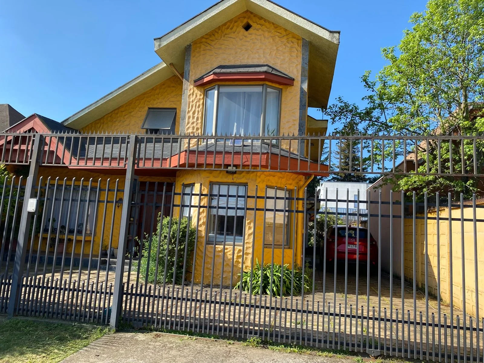 Casa ubicada en “Calle Pedro de Valdivia Sector quilamapu, frente a Colegio Padre Hurtado” con 400 m² de construcción, que cuenta con un baño en suite, cocina amplia, living comedor grande y piscina. Se encuentra prácticamente nueva en un barrio muy 
