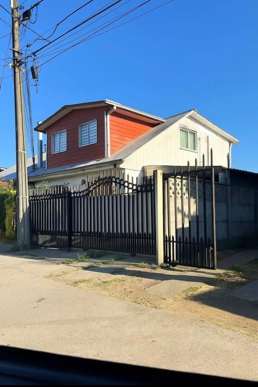 Casa Villa doña Francisca, ubicada en pasaje sin salida que brinda seguridad y tranquilidad, muy amplia y cómoda, con 4 habitaciones incluyendo una principal con walking clóset. Dispone de antejardín, amplio living, comedor independiente, cocina espa