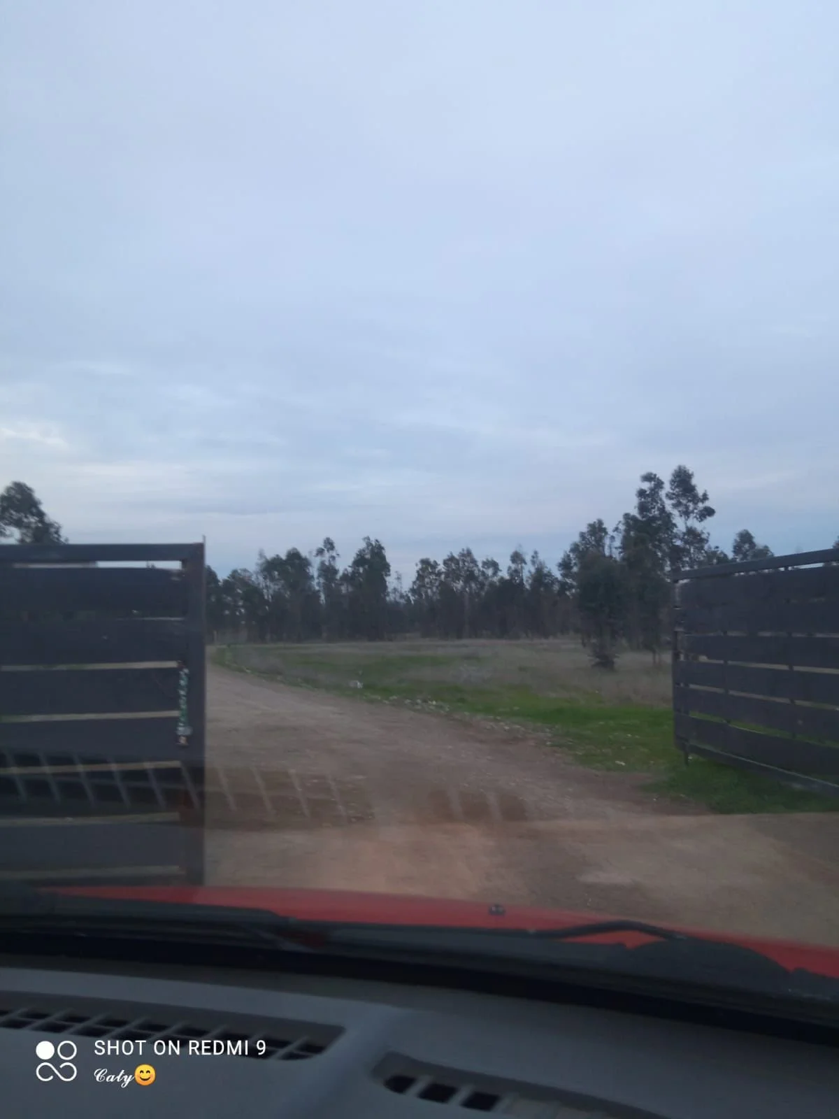 Parcela en venta de 5.000 m² ubicada en el km 18 camino a Portezuelo, dentro de una parcelación tipo condominio y a orilla de camino. El terreno es 100 % plano, cercado en su totalidad y cuenta con pozo por puntera de 4” con 37 metros de profundidad.