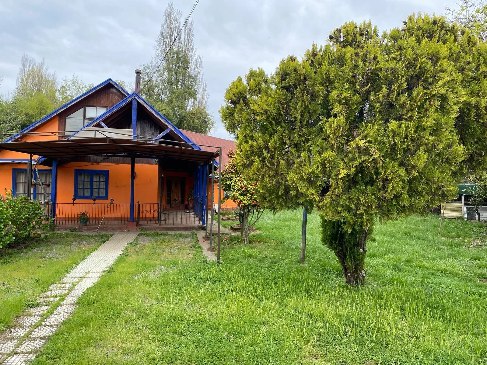 Excelente casa ubicada en “Jardín del Este” en Chillán, con terreno de 1.250 m² y construcción de 140 m² distribuidos en 2 pisos. Cuenta con 4 dormitorios y 2 baños, incluyendo en el segundo piso una habitación amplia con baño en suite. La propiedad 