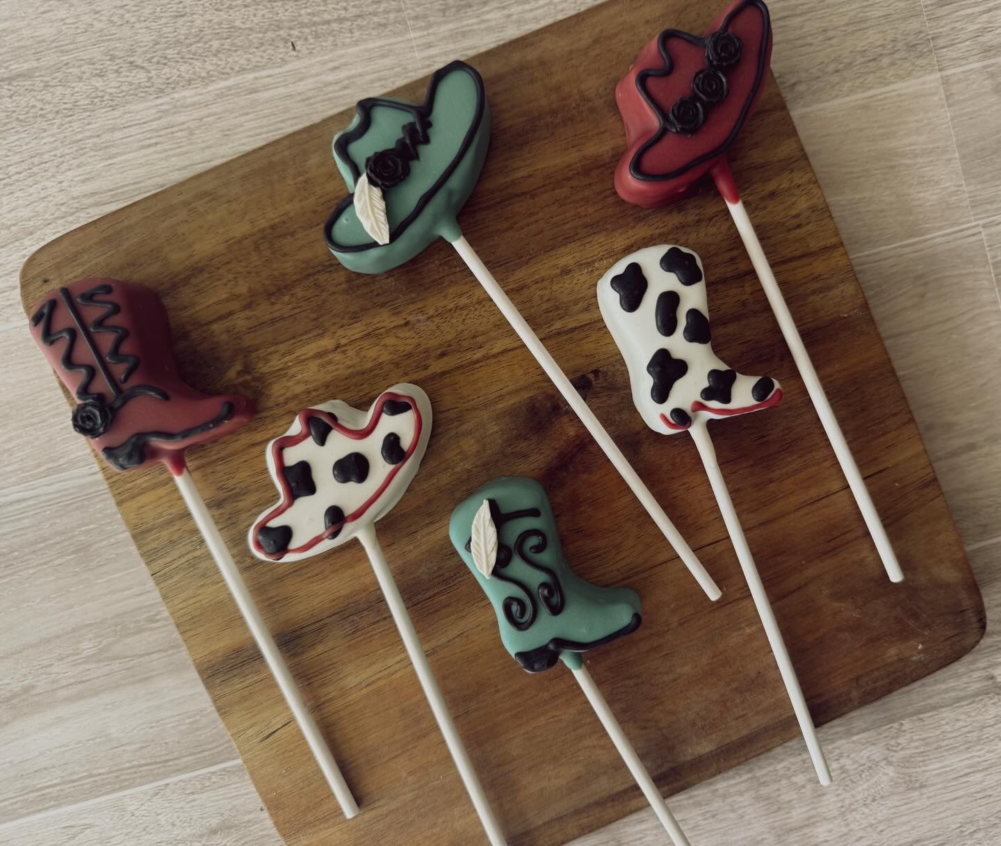 Yeehaw 🤠 this set is ready to ride!

Boots, hats, and cow print cuteness &mdash; the sweetest way to wrangle up smiles at your next party. Perfect for western birthdays, rodeo themes, or a little cowgirl/cowboy celebration 💛

Message me to customiz