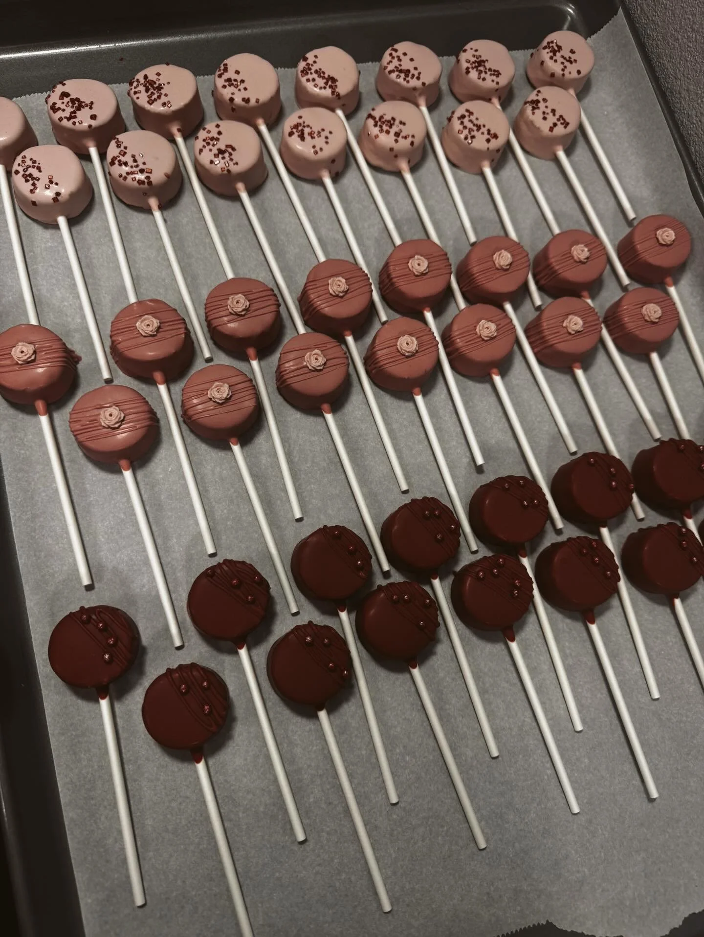 An ombr&eacute; moment, but make it mini ✨

From soft blush to deep berry, these cake pops are serving smooth gradients and sweet perfection 💕🍫 Every shade is just as delicious as the last.

Obsessed is an understatement.

#OmbreDesserts #CakePopLo