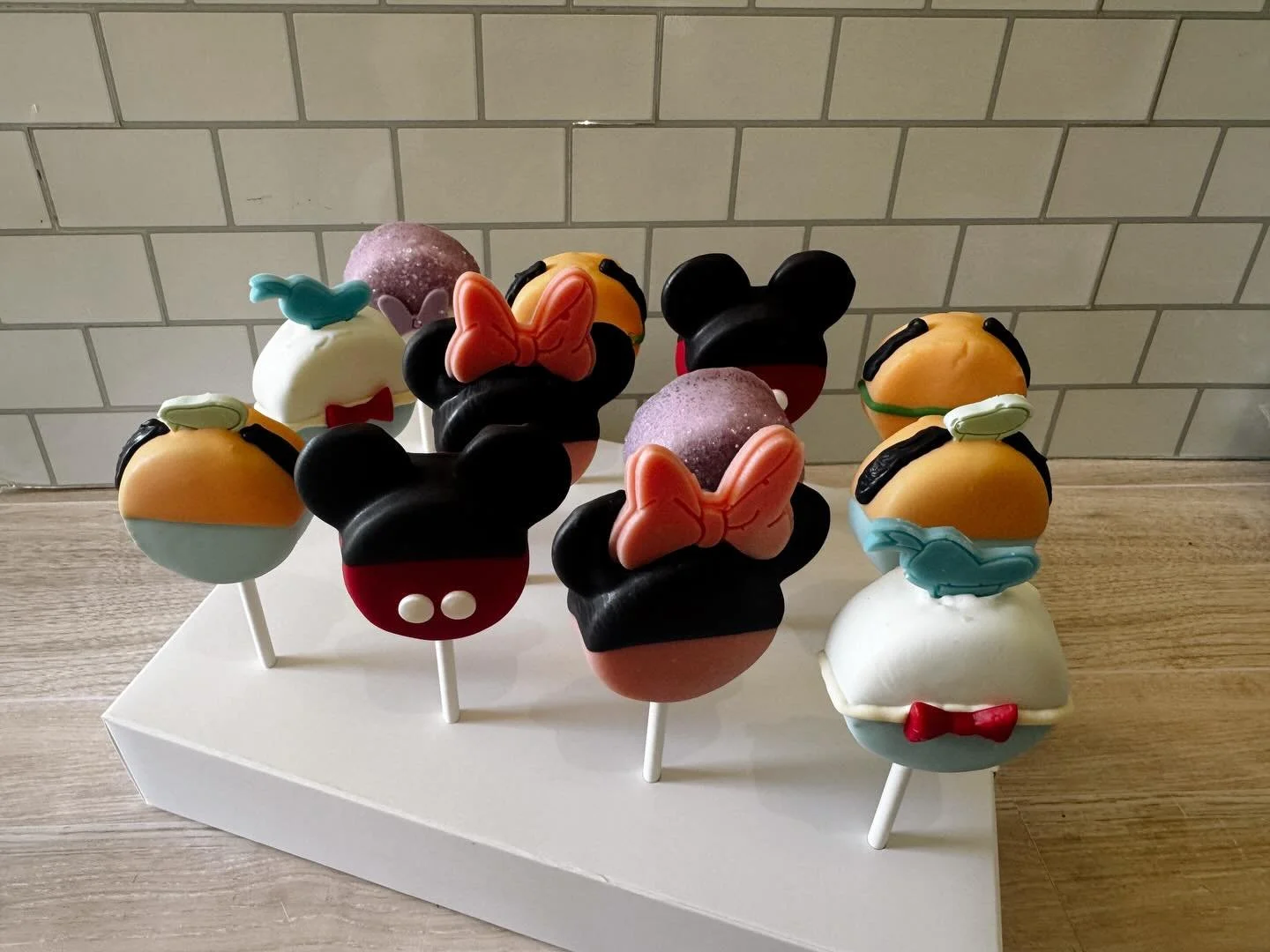 Mickey &amp; friends, but make it sweet ✨
These themed cake pops are perfect for birthdays, parties, and magical celebrations!
Spots are filling up fast&mdash;message us today to get your order on the calendar 💌