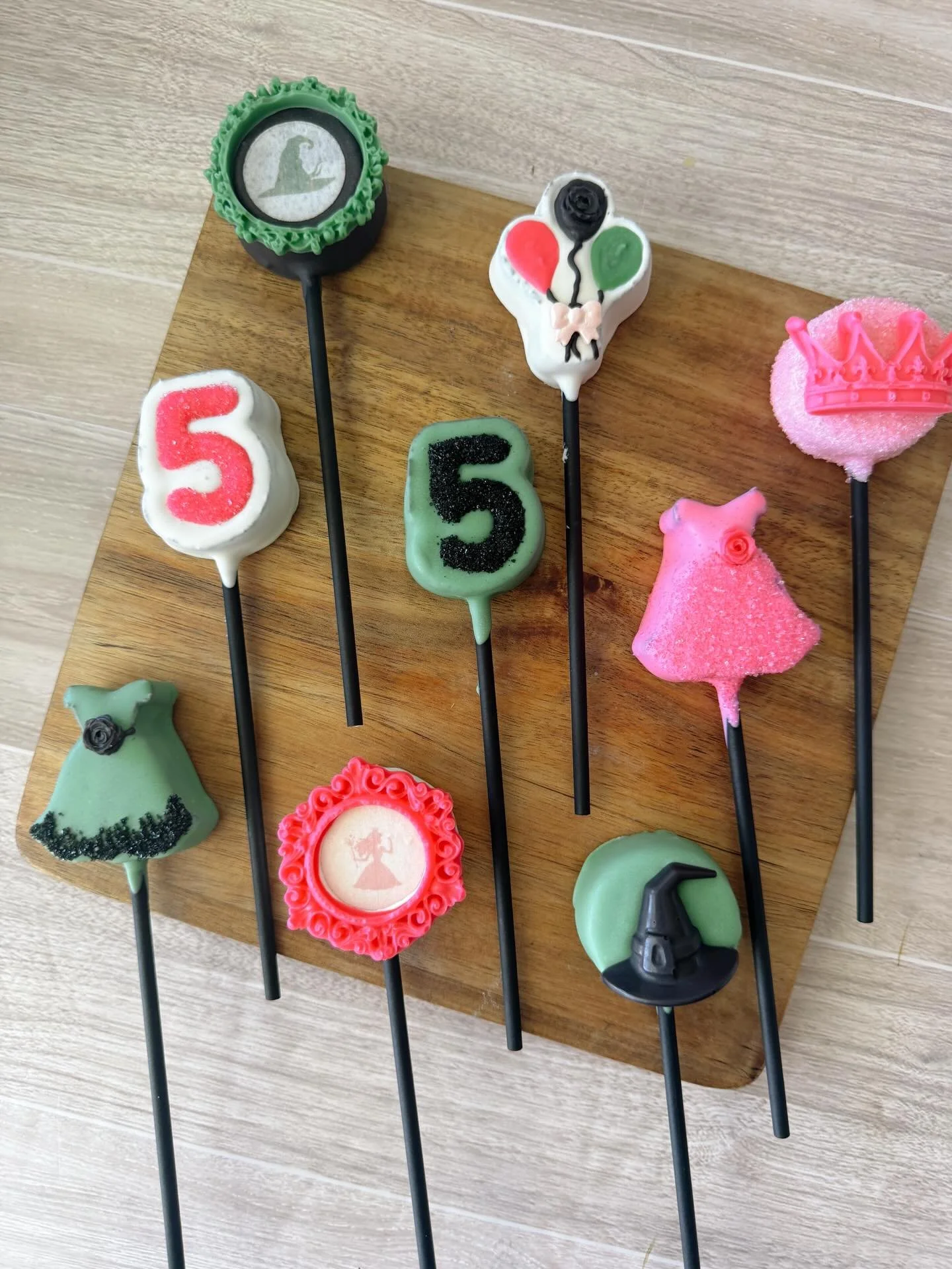 Wickedly cute 💚🩷
We LOVE when you trust us with your themes and sweets&mdash;these custom cake pops were so much fun to bring to life!
Message us to create something magical for your next event ✨