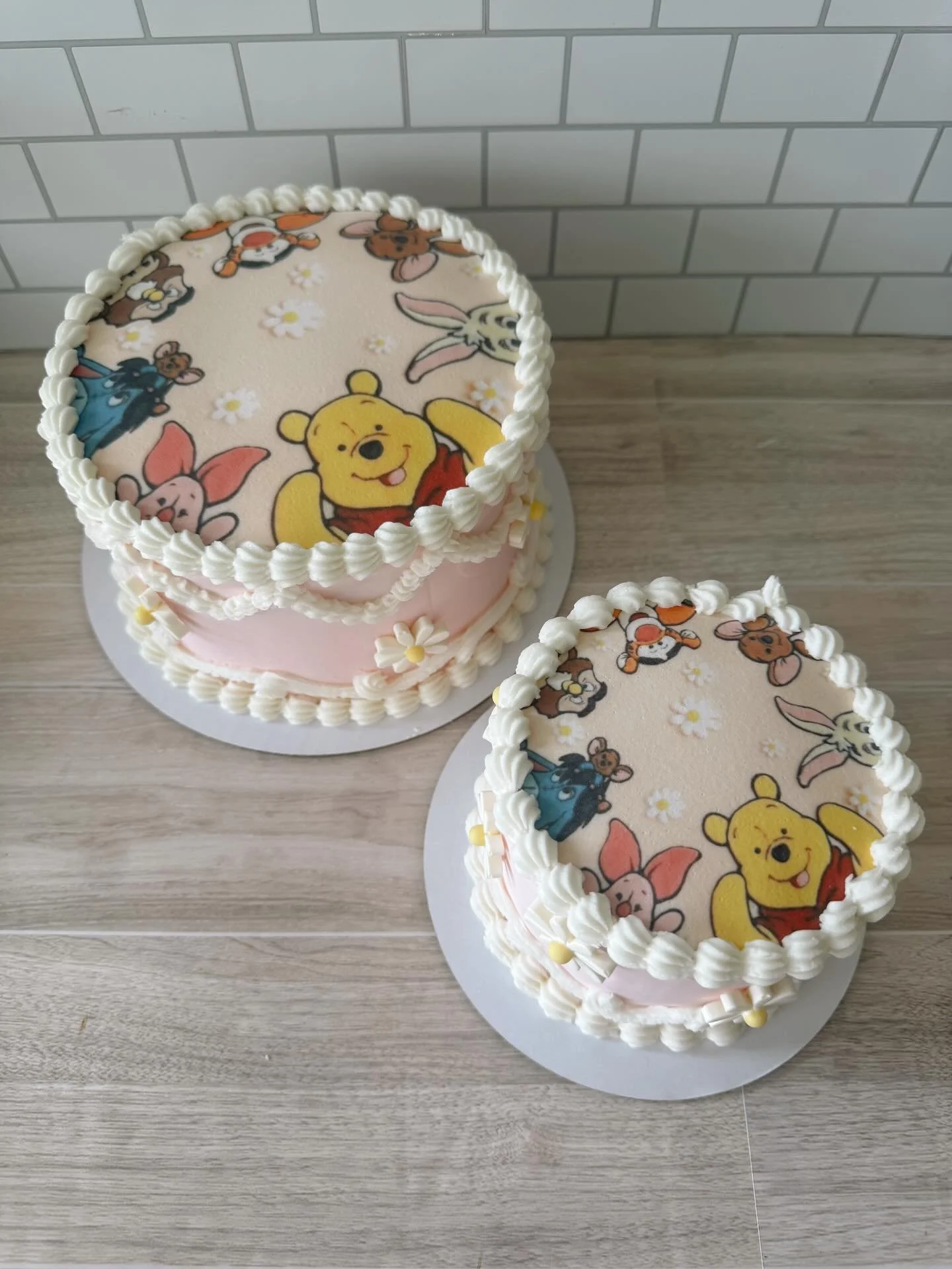 Oh bother&hellip; how cute are these?! 🧸🍯
Winnie the Pooh inspired cakes for the sweetest celebration! The perfect combo&mdash;a smash cake for the birthday babe and a matching cake for all your guests to enjoy 💛
We love bringing your themes to li