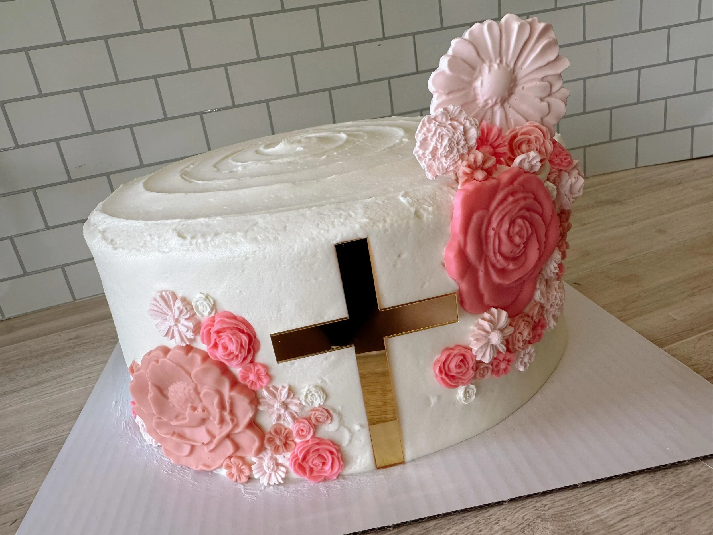 Soft, elegant, and full of floral details 🌸✨
This cross cake turned out so beautiful with all the hand-crafted blooms and delicate textures. Perfect for celebrating such a special day.

Summer dates are filling up QUICKLY ☀️ Message me now to lock y