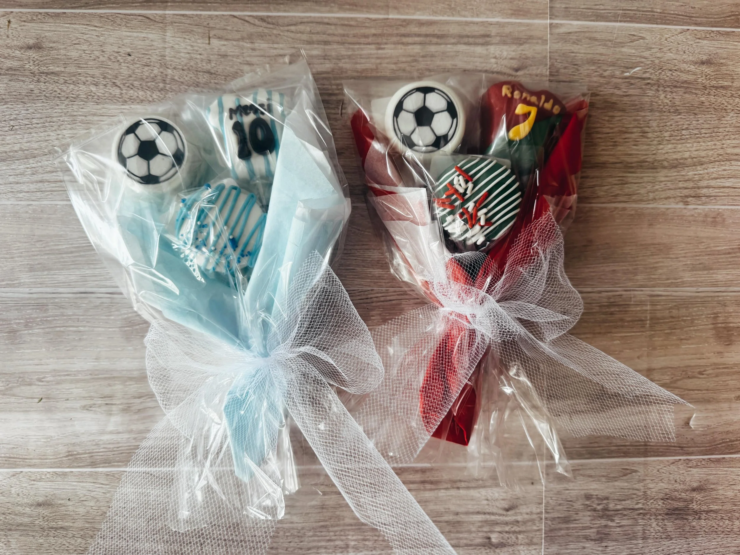 Tiny caps, big accomplishments 🎓⚽️
These kindergarten graduation bouquets are almost too cute to handle! The perfect sweet treat to celebrate your little graduate&rsquo;s big milestone 💙❤️

Custom colors, themes, and sports available &mdash; becaus