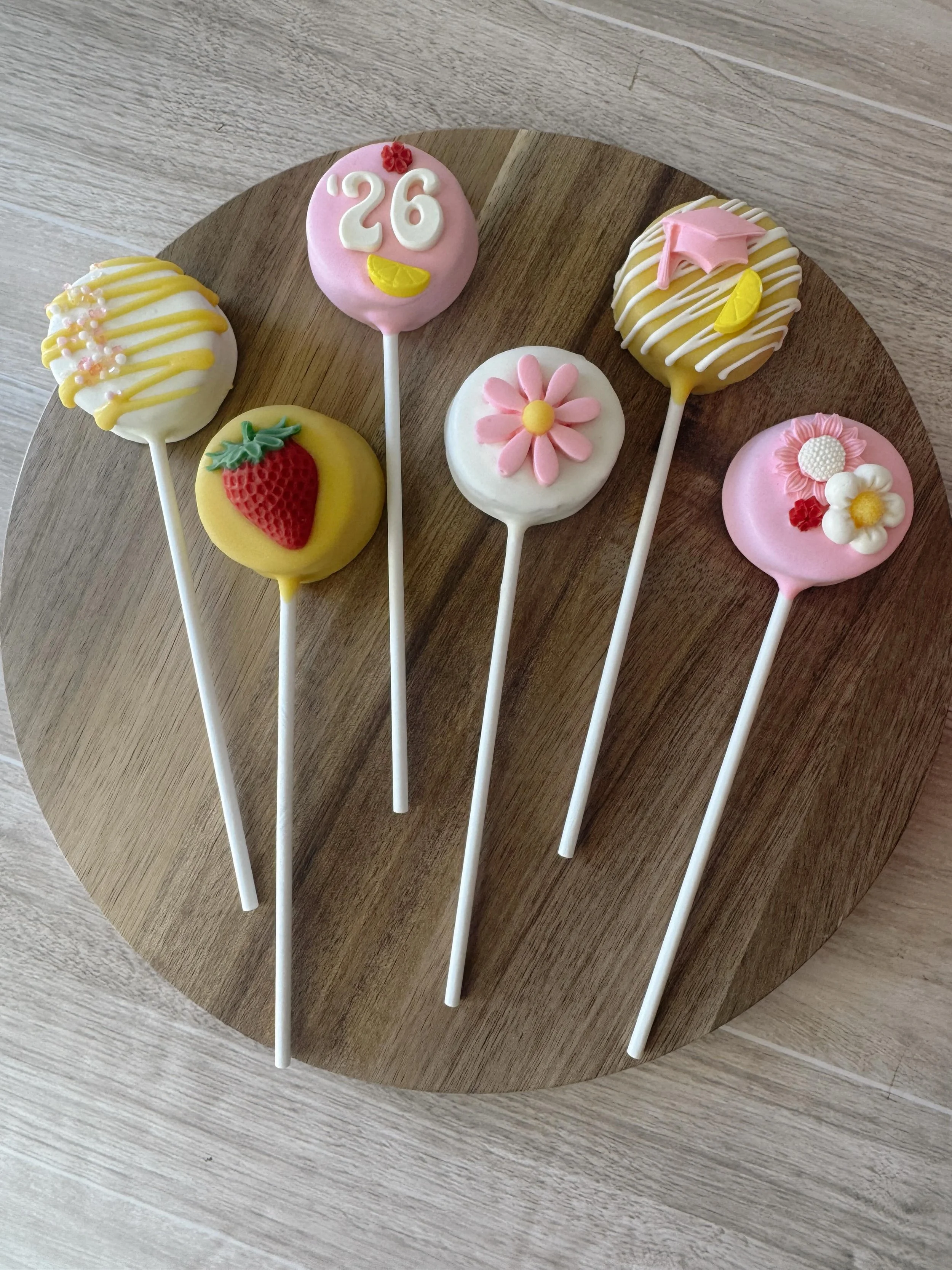 Freshly graduated &amp; officially celebrated the sweetest way 🍋🎓🌸
These cake pops are giving all the sunshine, florals, and &ldquo;we did it!&rdquo; vibes for the perfect grad party treat! ✨

From custom colors to themed details, we love bringing