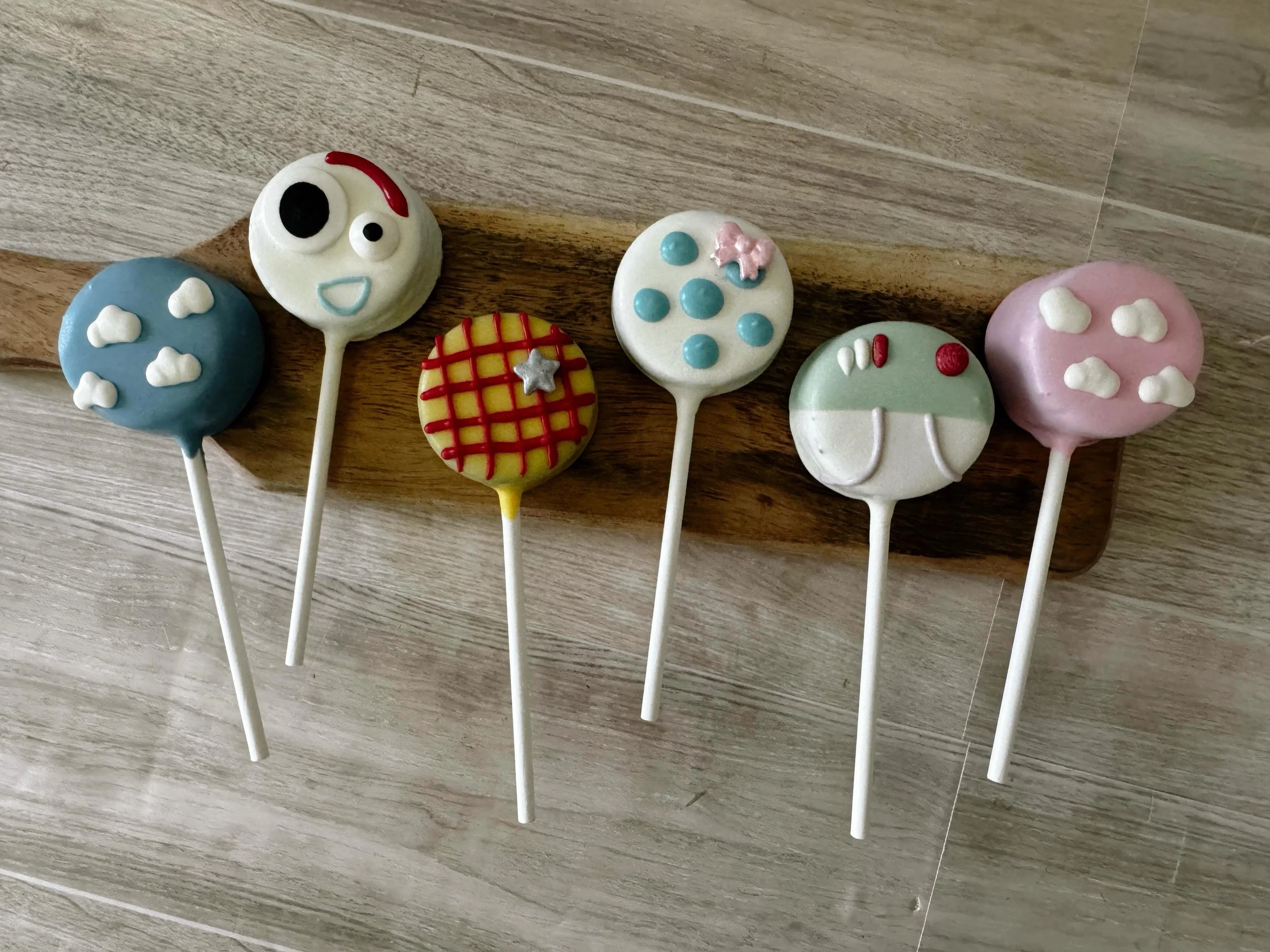To infinity&hellip; and beyond ✨🚀
This Toy Story inspired cake pop set might just be our cutest adventure yet! From clouds to cowboy vibes, every detail was made to bring the magic to life 🤠☁️⭐️

Perfect for birthdays, themed parties, and dessert t