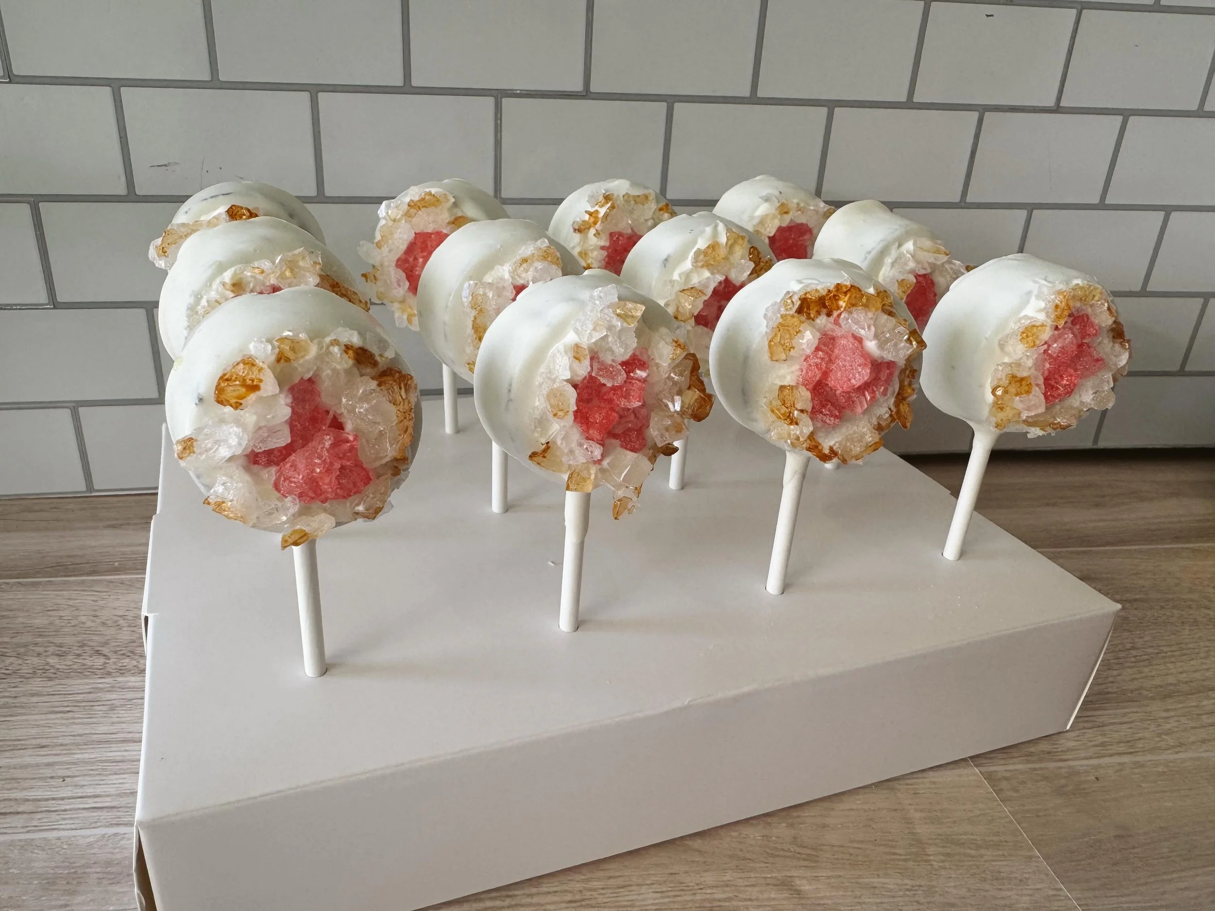 Obsessed is an understatement. 😍

These crystal geode cake pops are sparkling their way into my favorites list! ✨💎

Every order is handcrafted and completely customizable to match your theme, colors, and event.

Send me a message and let&rsquo;s cr