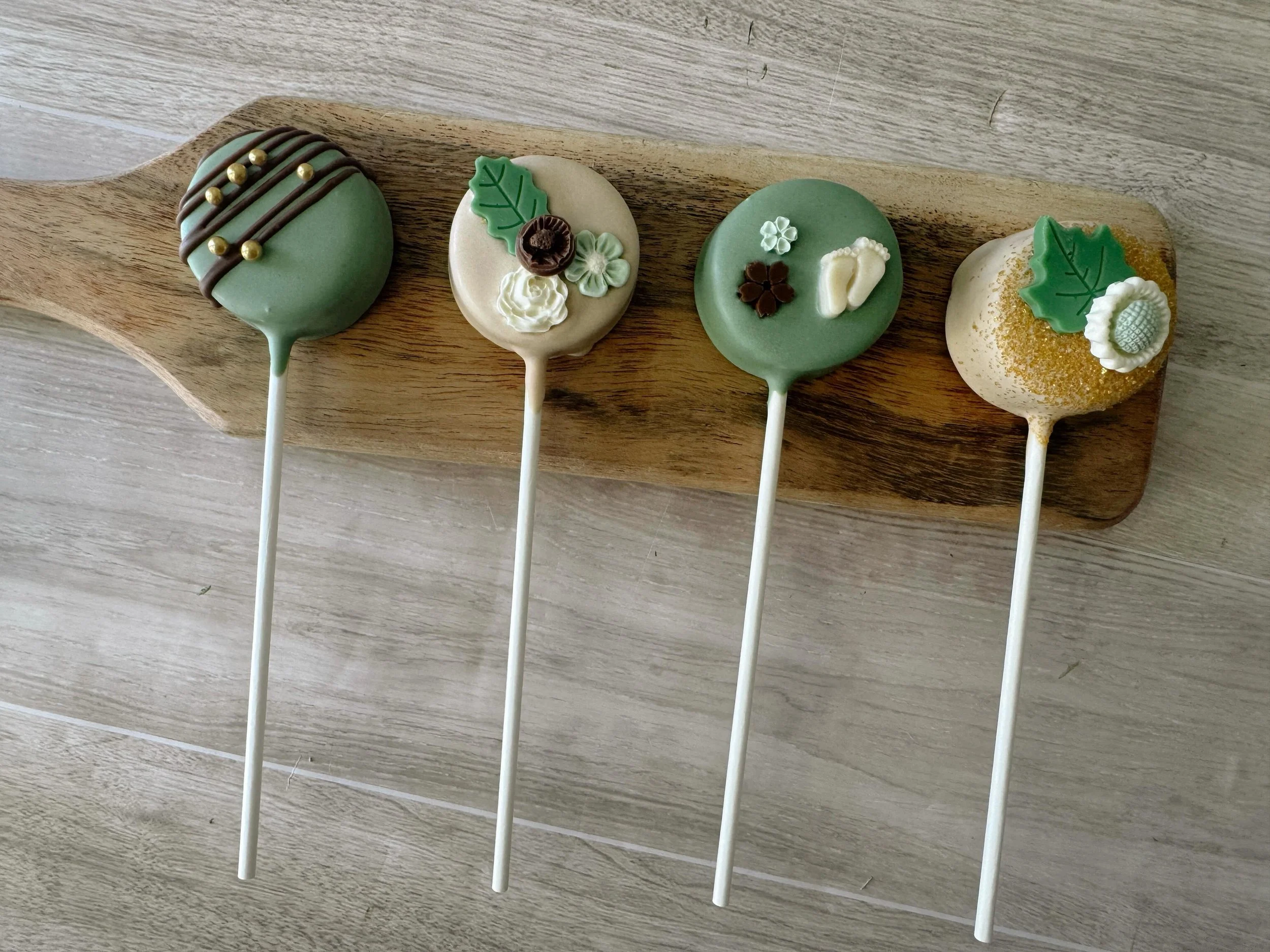 🌿🤎 Tiny details, sweet treats, and a little one on the way. 🤎🌿

These elegant baby shower cake pops were the perfect addition to celebrating a sweet new arrival! From delicate florals to adorable baby feet, every pop was handcrafted to match this