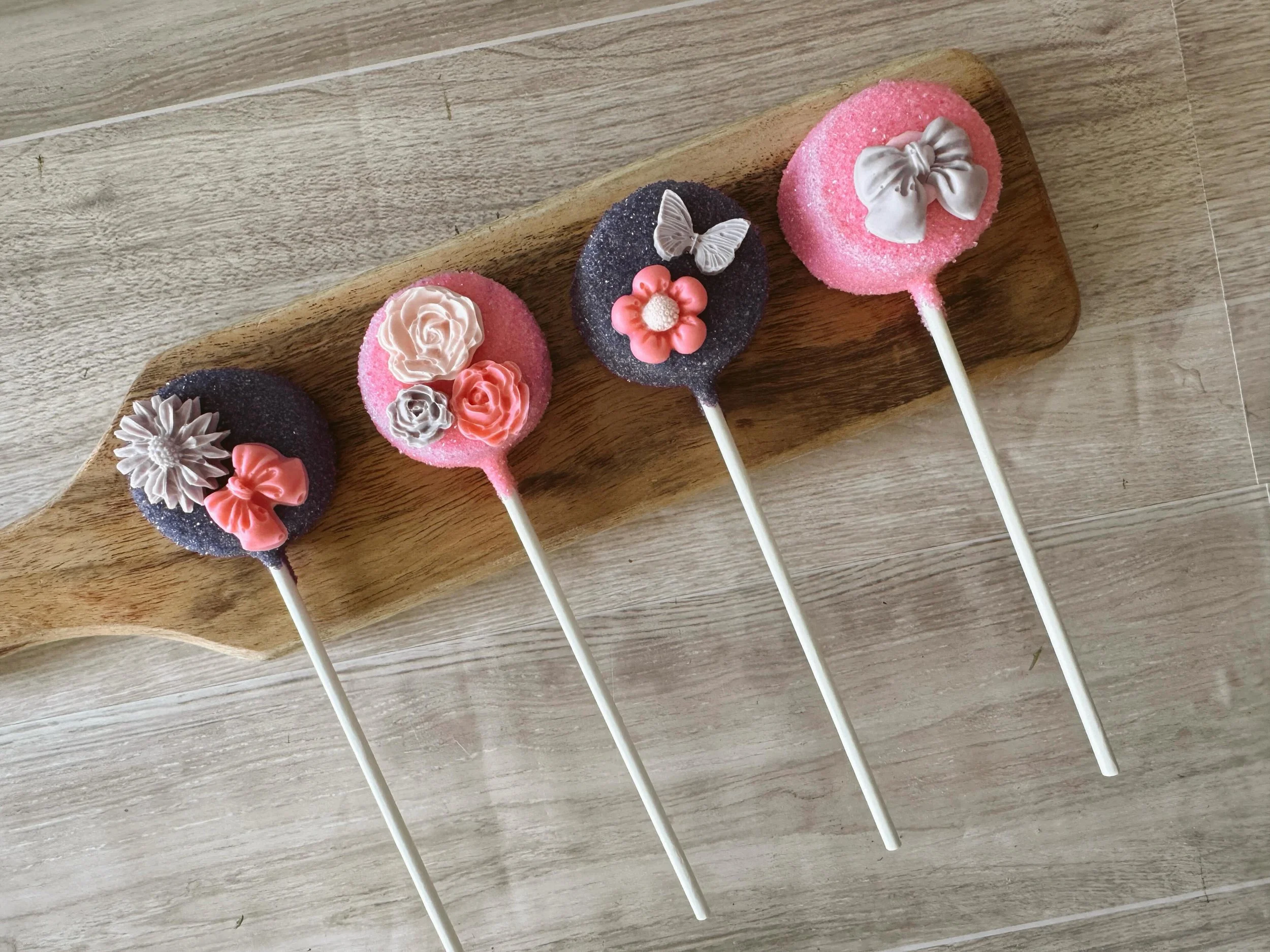 Glitter, flowers, bows, and butterflies&hellip; what more could a girl ask for? 💕🦋🌸 These dainty cake pops are giving all the pretty, feminine vibes and would be the perfect addition to birthdays, baby showers, tea parties, and every celebration i