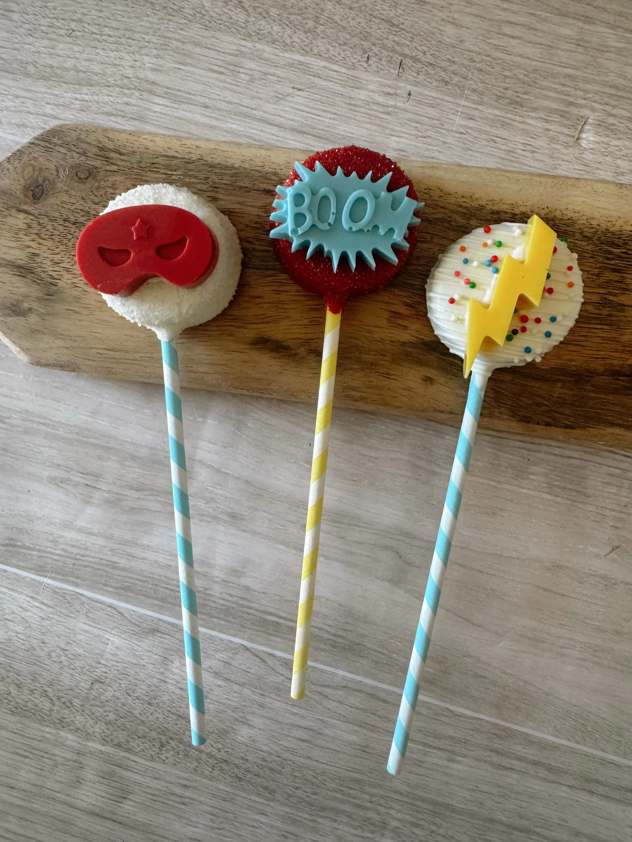 ⚡️💥 Superhero sweets to the rescue! 💥⚡️

These comic book-inspired cake pops are the perfect addition to any superhero celebration. Fully customizable to match your party theme!

Message me to get your order on the calendar! 🦸&zwj;♂️✨