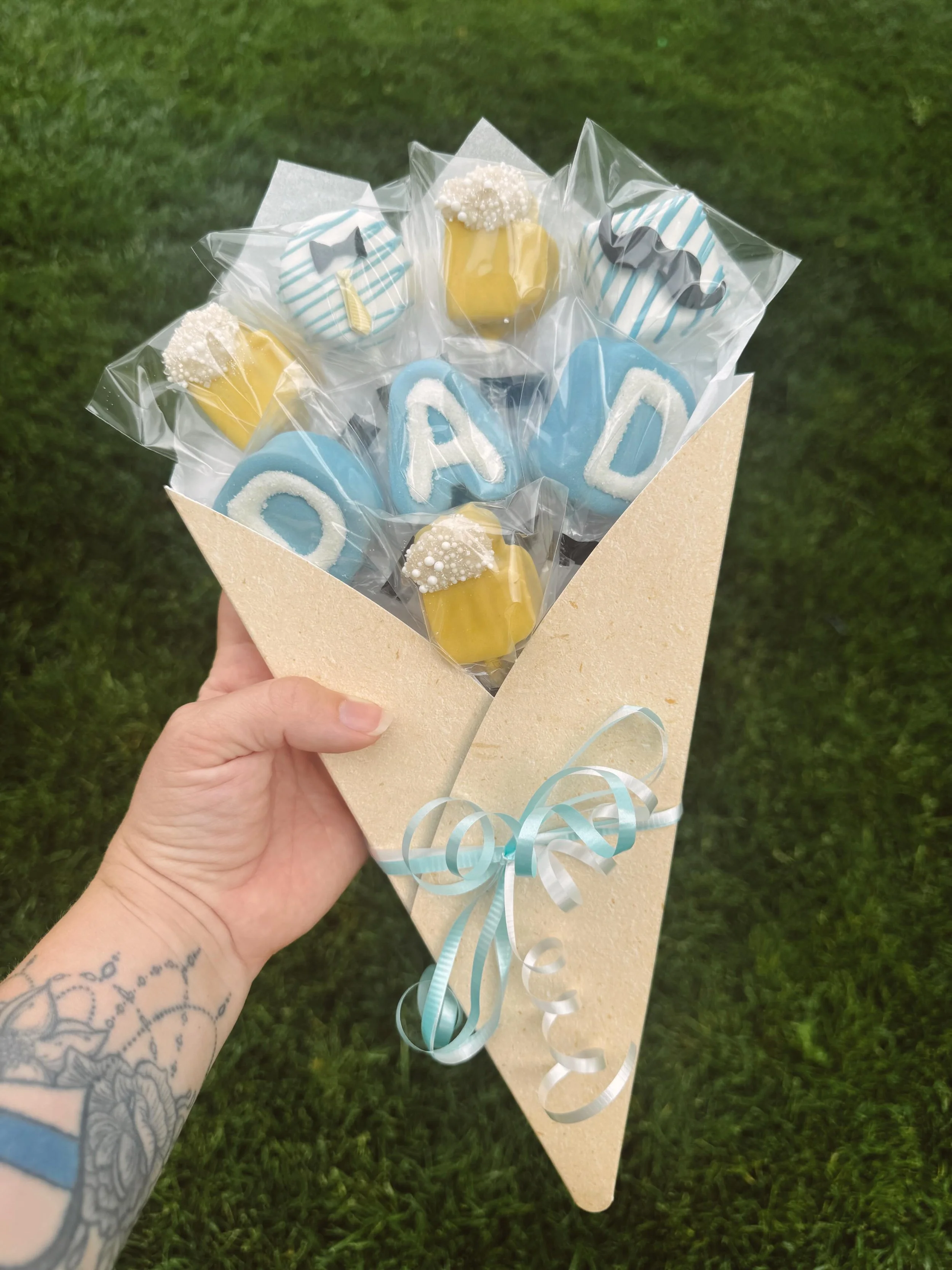 💙 Father&rsquo;s Day Special is here! 💙

Skip the tie this year and give Dad something he&rsquo;ll actually be excited about! 🍫

Our Father&rsquo;s Day cake pop bouquet is packed with delicious flavors like Cookies &amp; Cream, Butterbeer, and Van