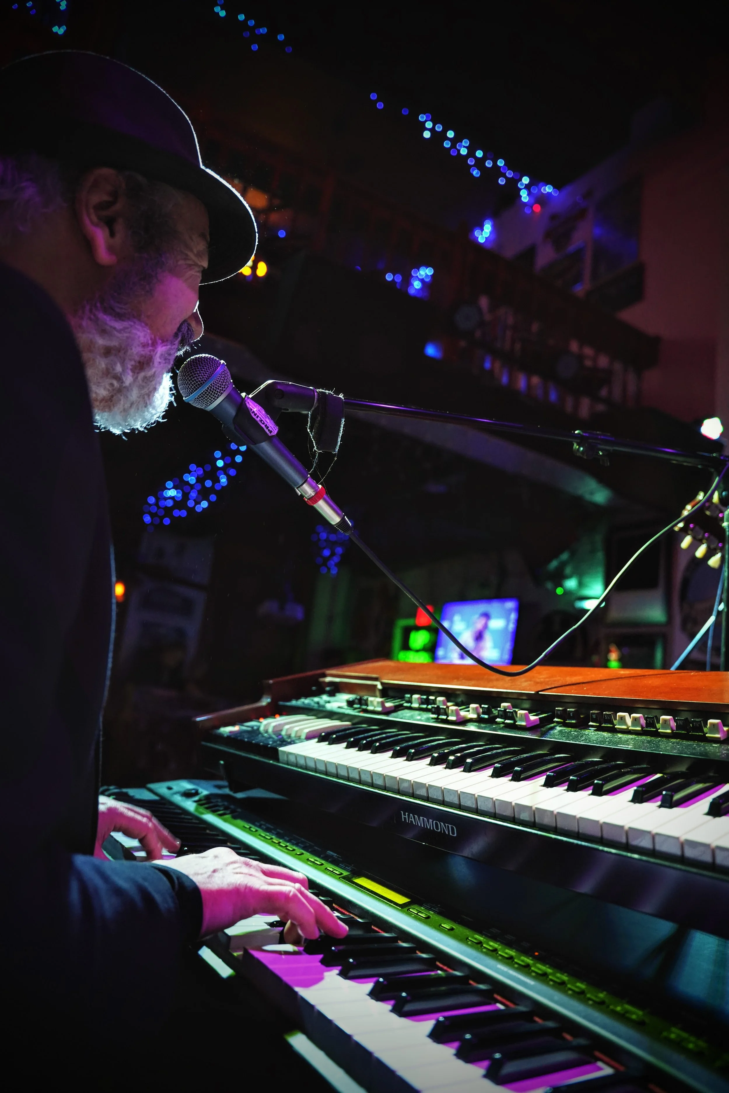 Mike Morris dazzling the audience on the blues organ under the glowing lights of the world-famous Slippery Noodle in Indianapolis.