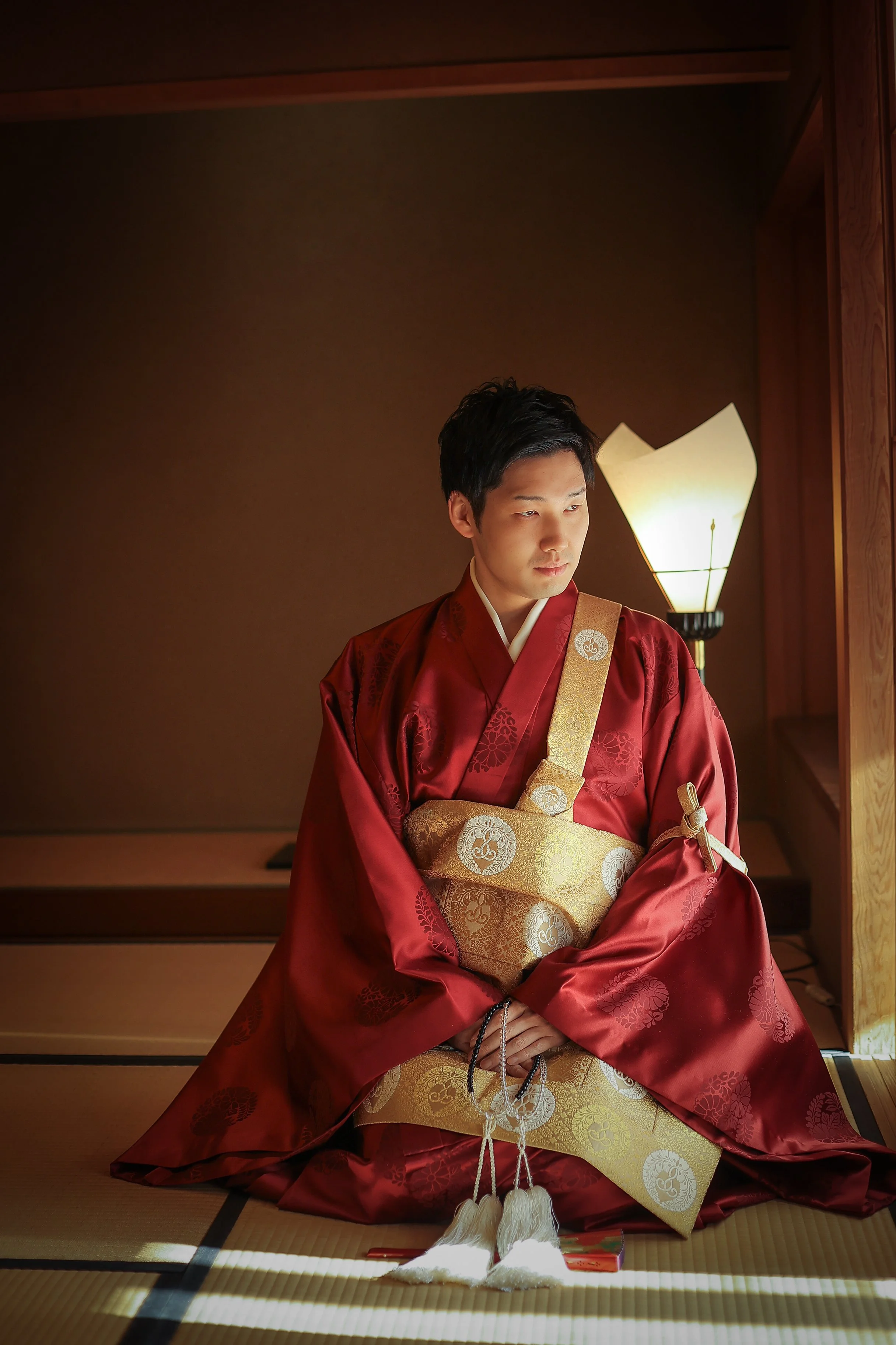 ロケ撮影イメージ｜悟道庵｜着物姿の新郎が畳の上に座っている
