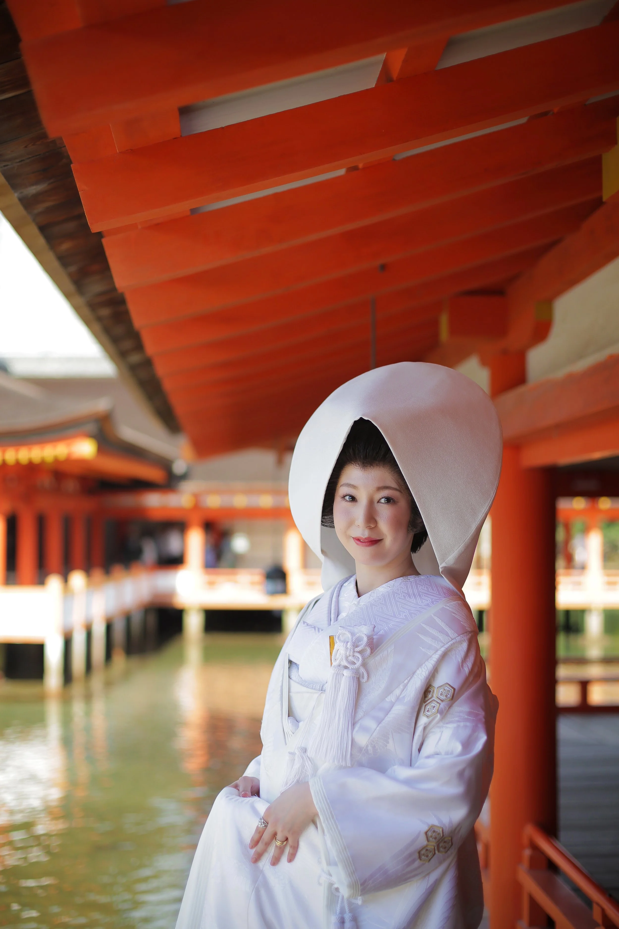 宮島フォトギャラリー｜嚴島神社の回廊に立つ花嫁
