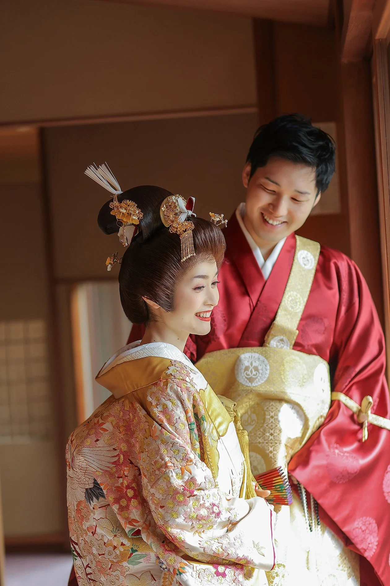 ロケ撮影イメージ｜悟道庵｜和装の新郎新婦がお互いを見ながら笑顔で立っている