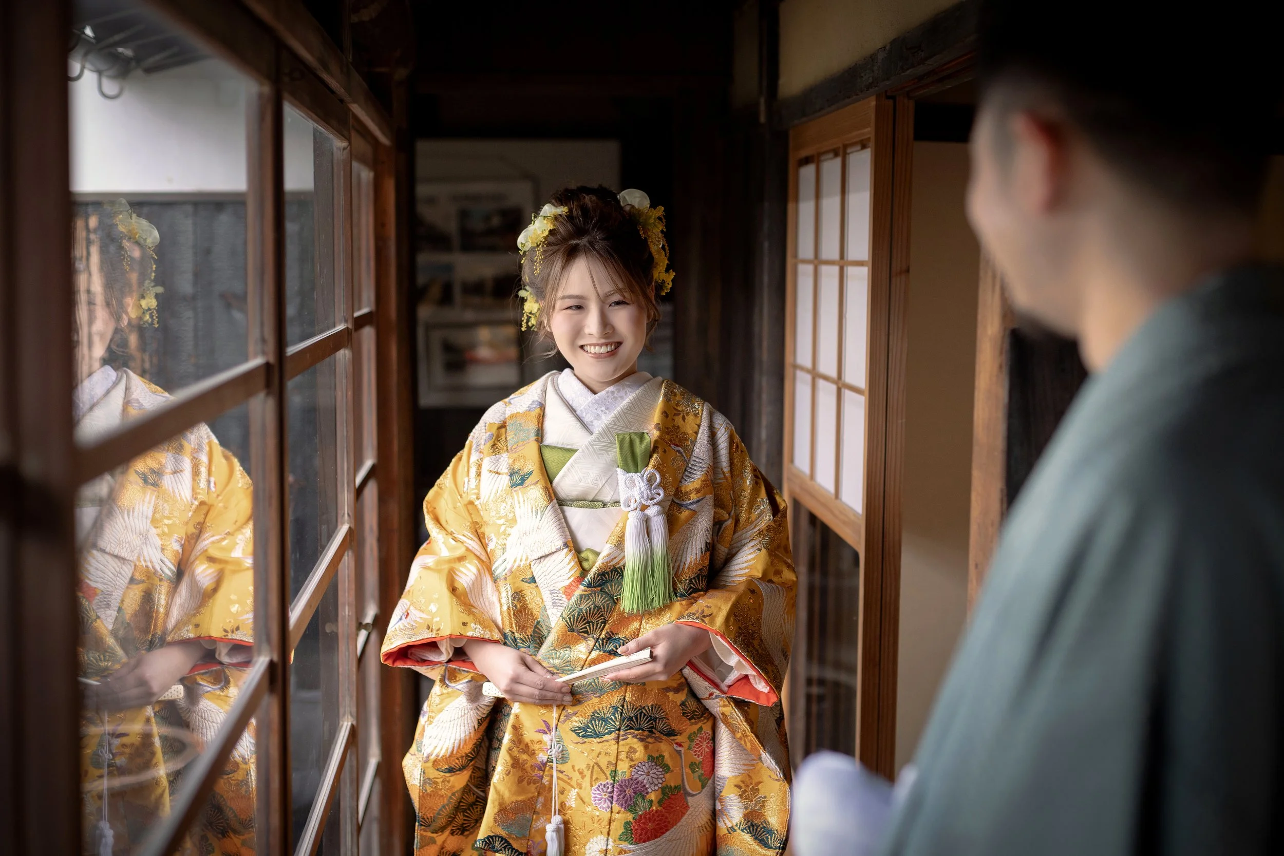ロケ撮影イメージ｜御手洗町並み保存地区｜色打掛の新婦が笑顔で新郎と話している室内の写真