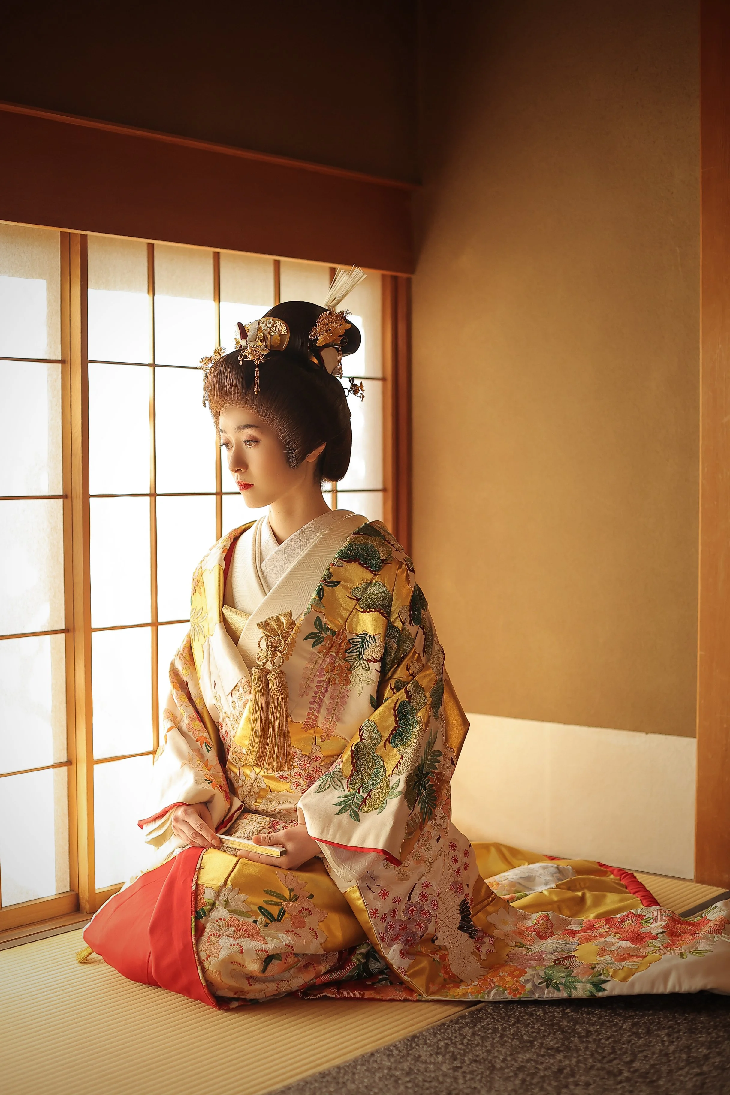 悟道庵プラン | 色打掛の女性が畳に座っている。背景は格子窓