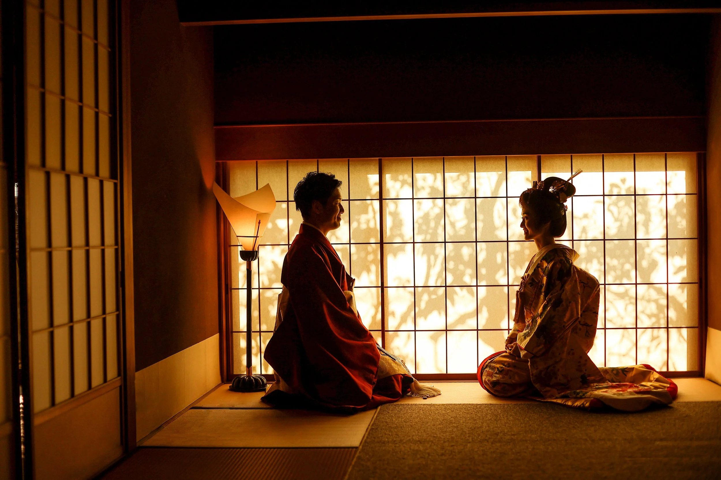 ロケ撮影イメージ｜悟道庵｜和装の新郎新婦が向き合って座っているシルエット。背景には障子に映る木の影が見える。