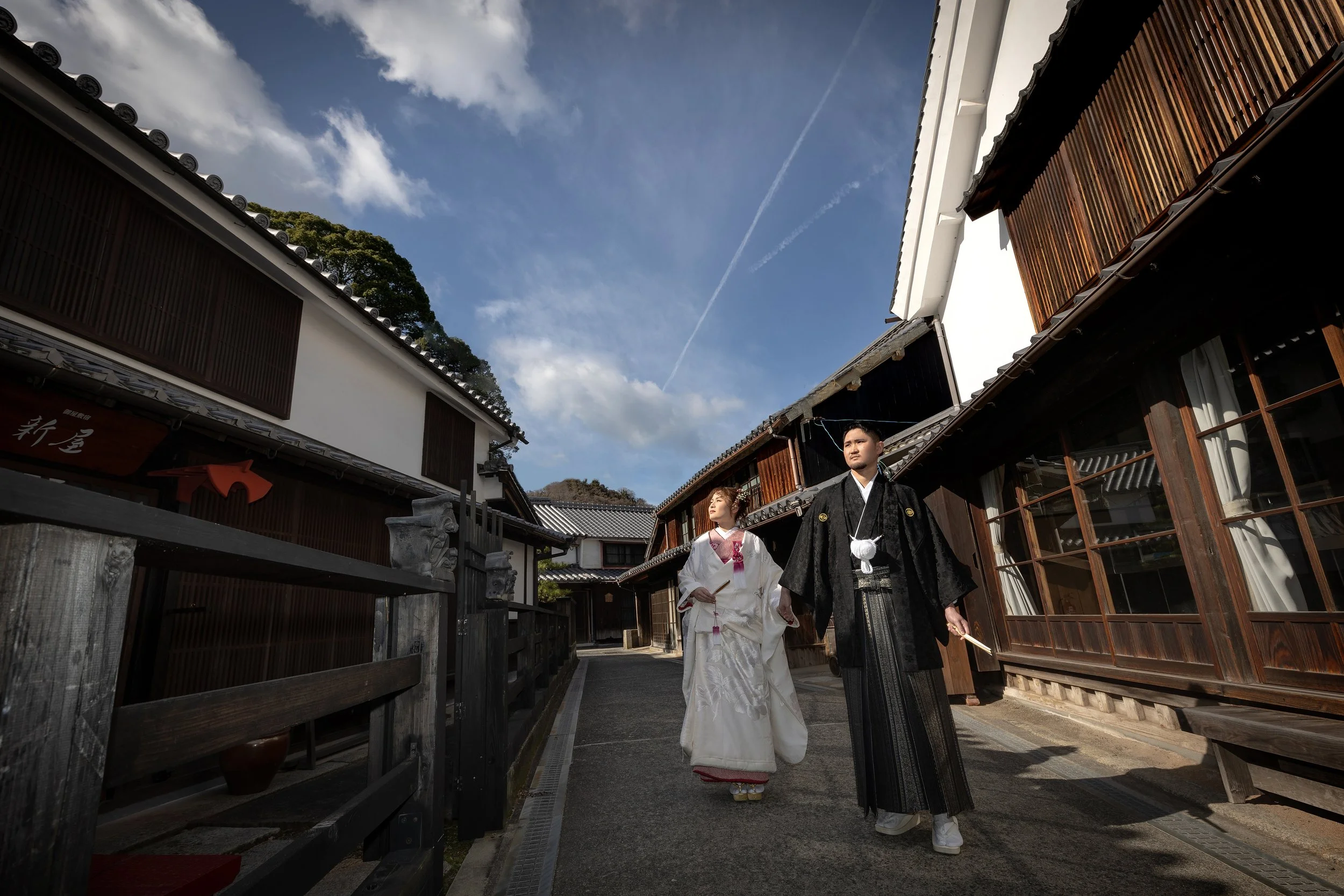 ロケ撮影イメージ｜御手洗町並み保存地区｜和装の新郎新婦が街並みを歩いている風景