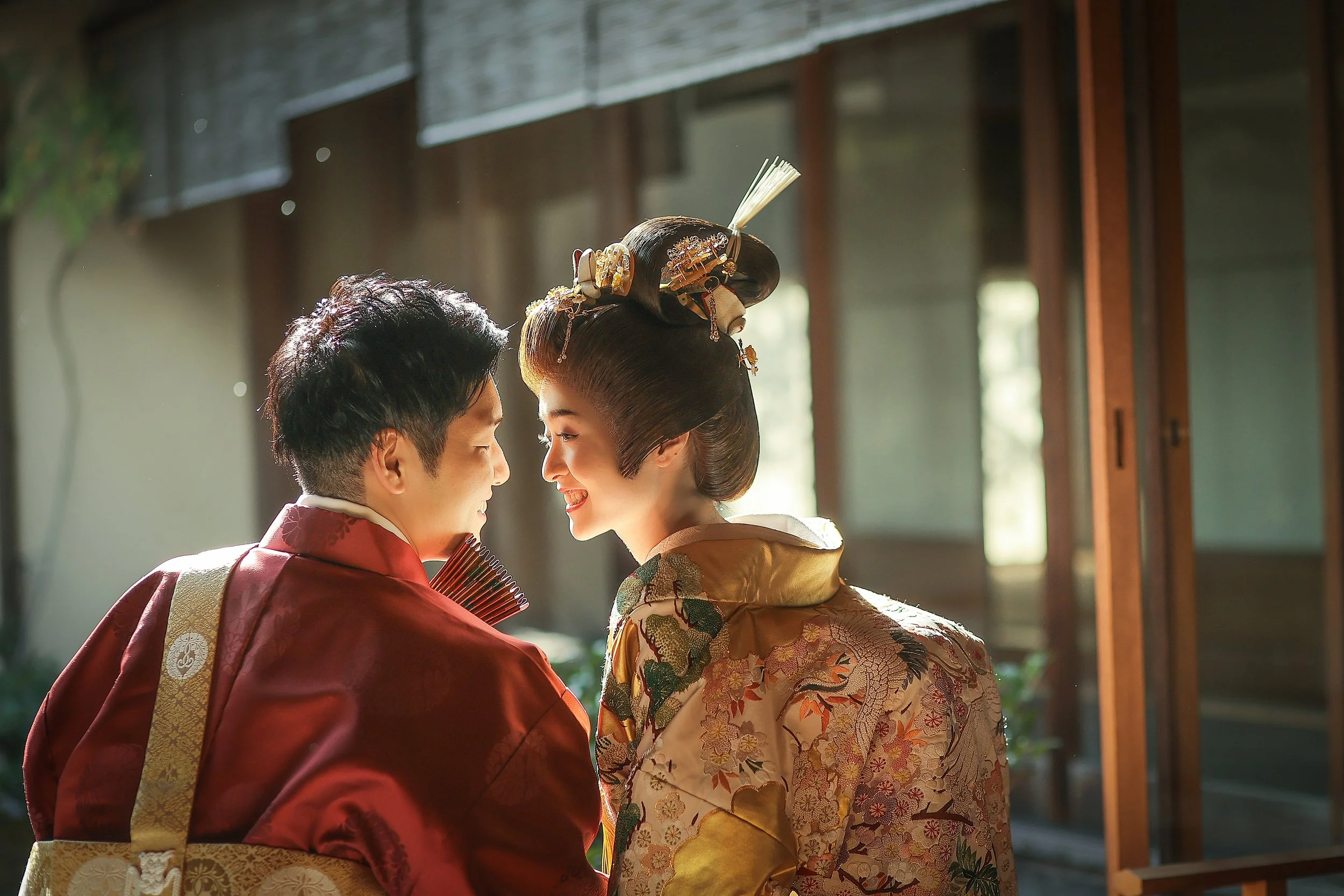 ロケ撮影イメージ｜悟道庵｜和装の新郎新婦が顔を寄せ合って微笑み合う姿。