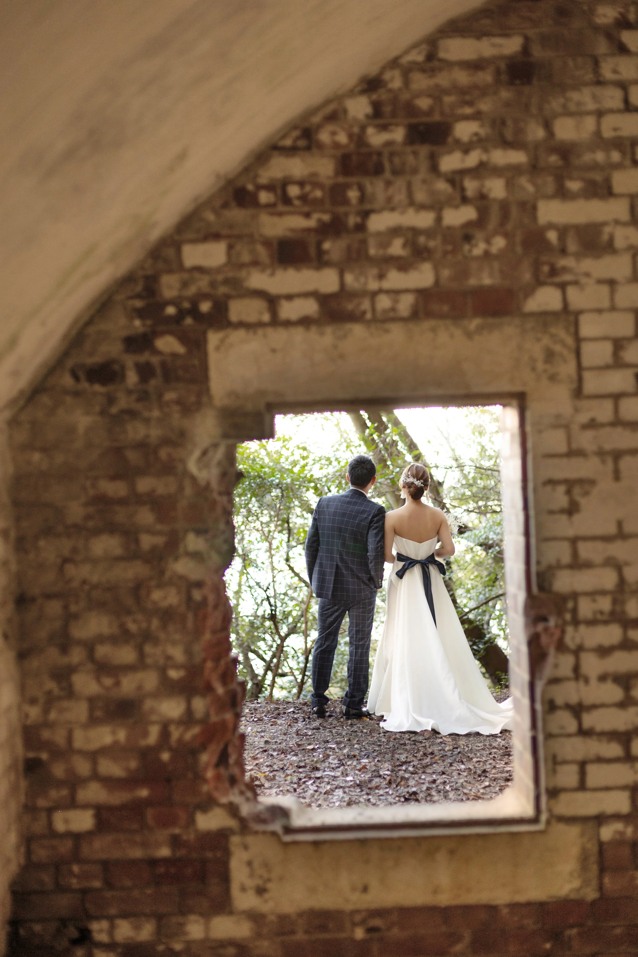 ロケ撮影イメージ | 江田島 三高山砲台跡 | 新郎新婦を廃墟の窓から覗く