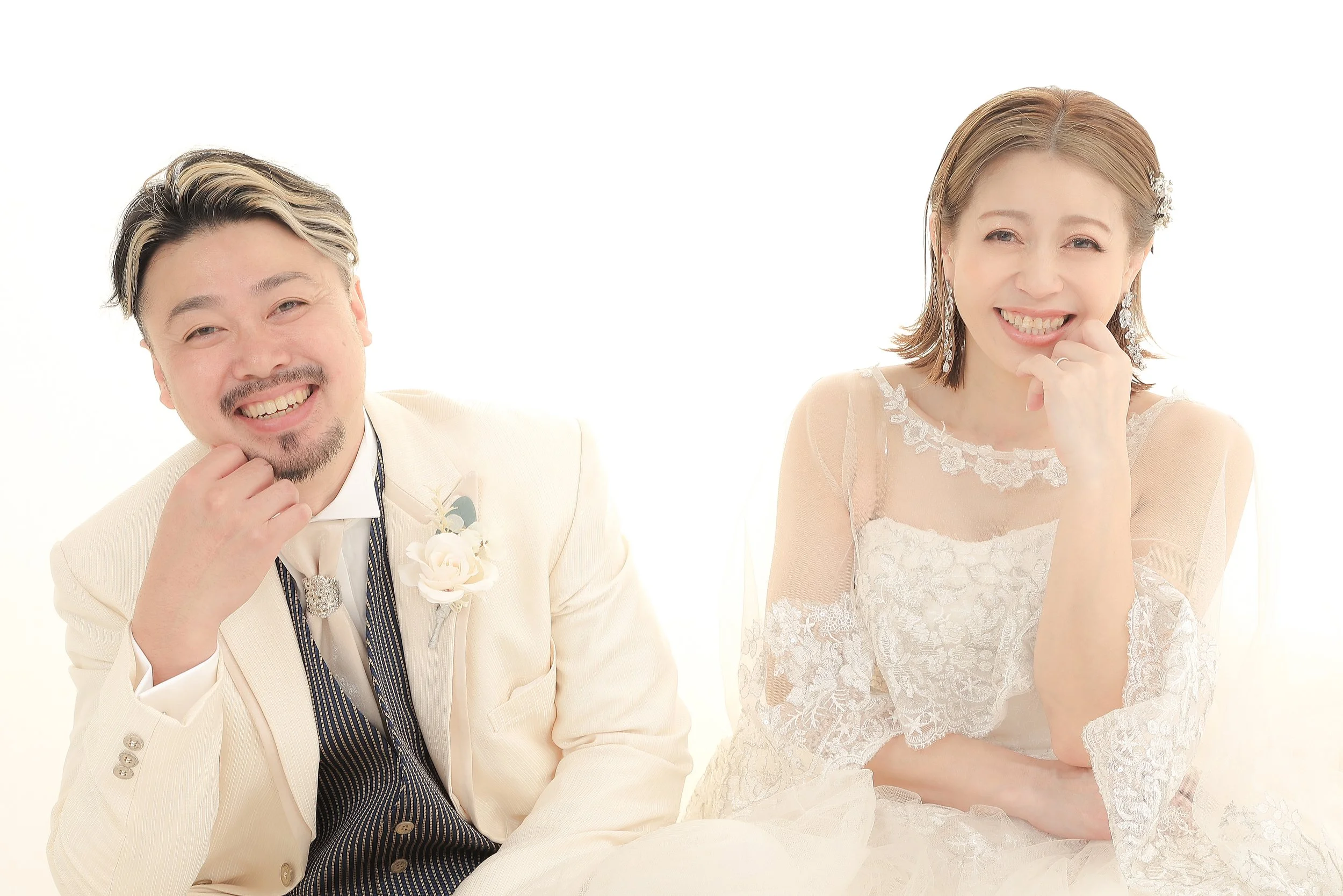 スタジオ撮影イメージ｜結婚式のカップルのポートレート、白いドレスとスーツ、笑顔で座っている