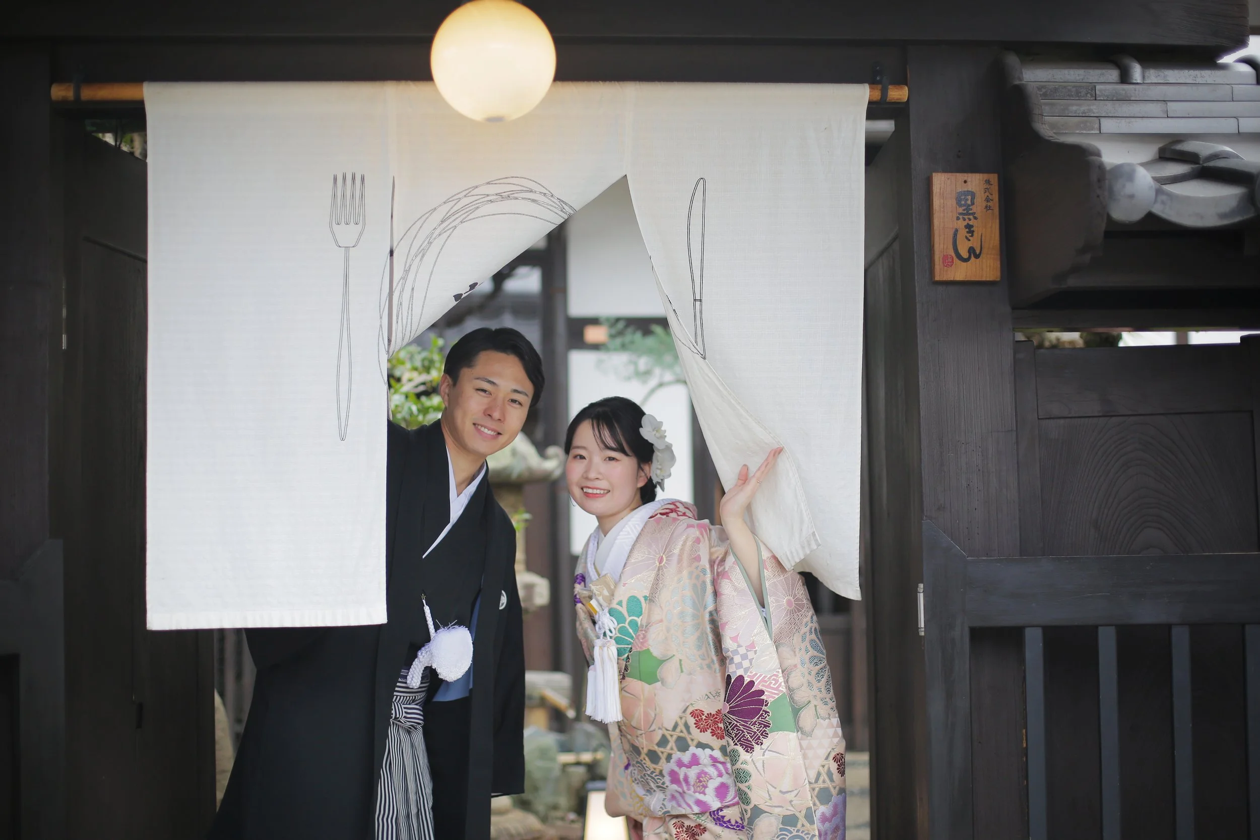 宮島フォトギャラリー｜暖簾をくぐる新郎新婦