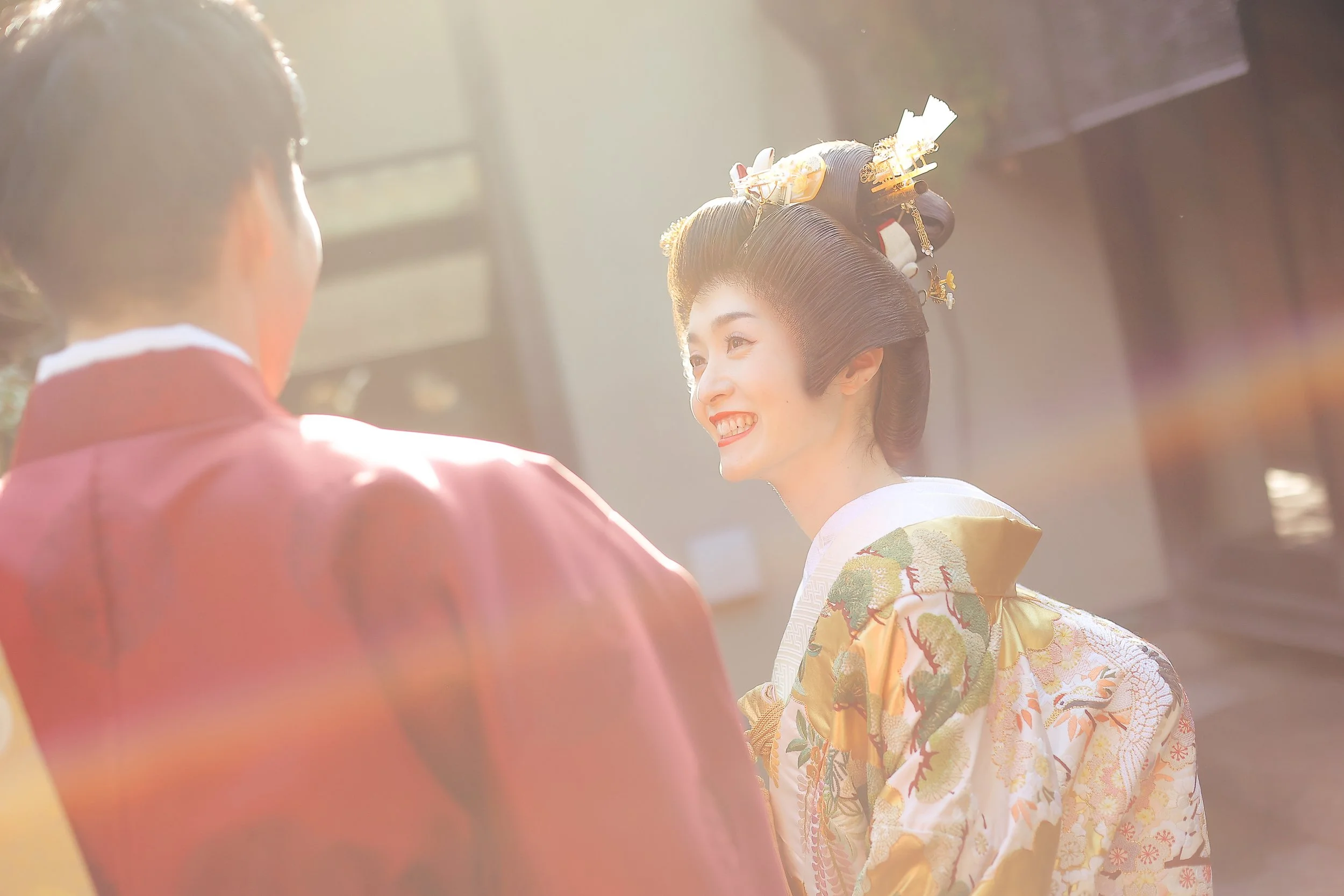 ロケ撮影イメージ｜悟道庵｜和装の新郎新婦が話をしている様子。画面には柔らかい光が差し込む。