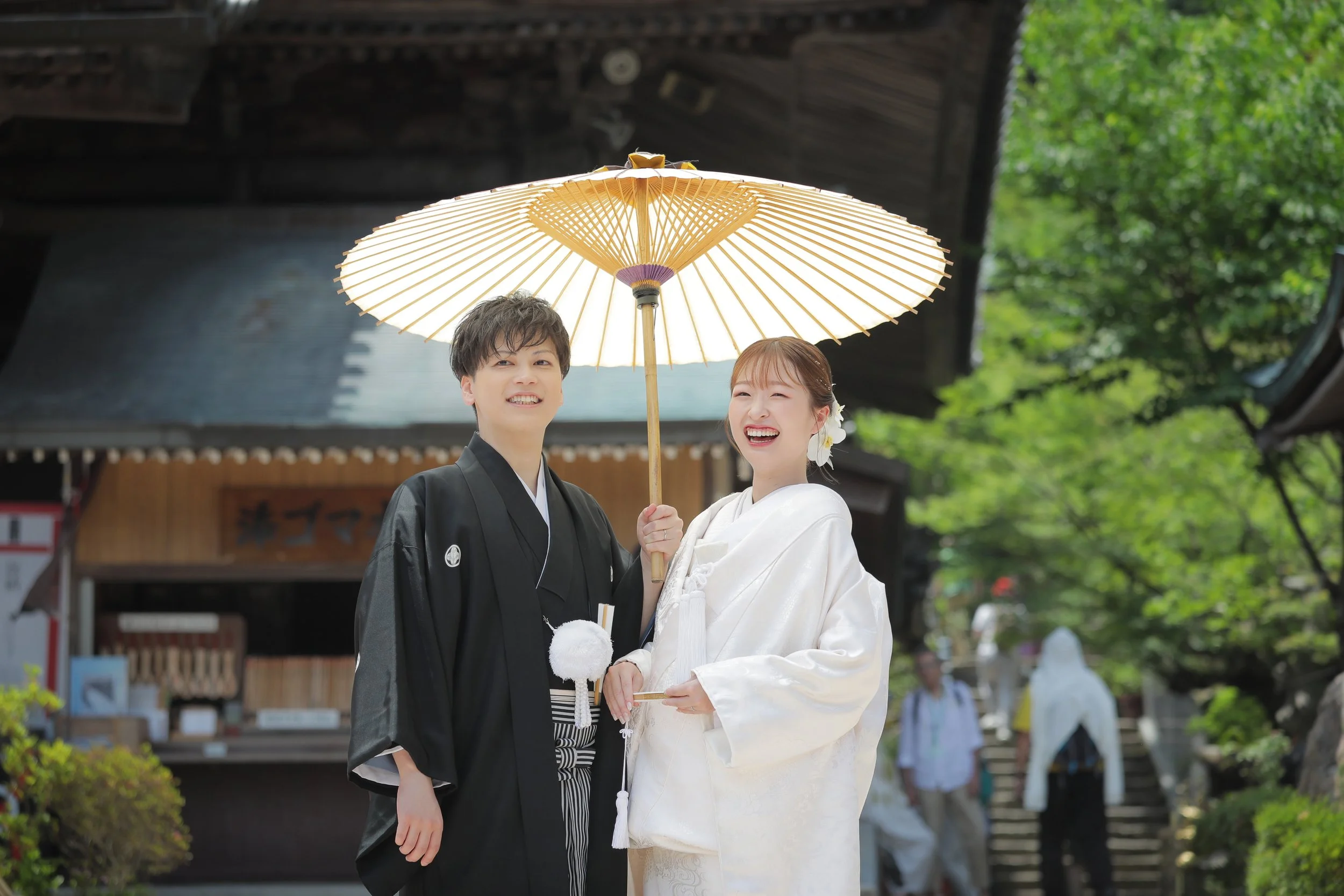 宮島フォトギャラリー｜大聖院ロケ｜傘を持ち笑顔で写真を撮っている