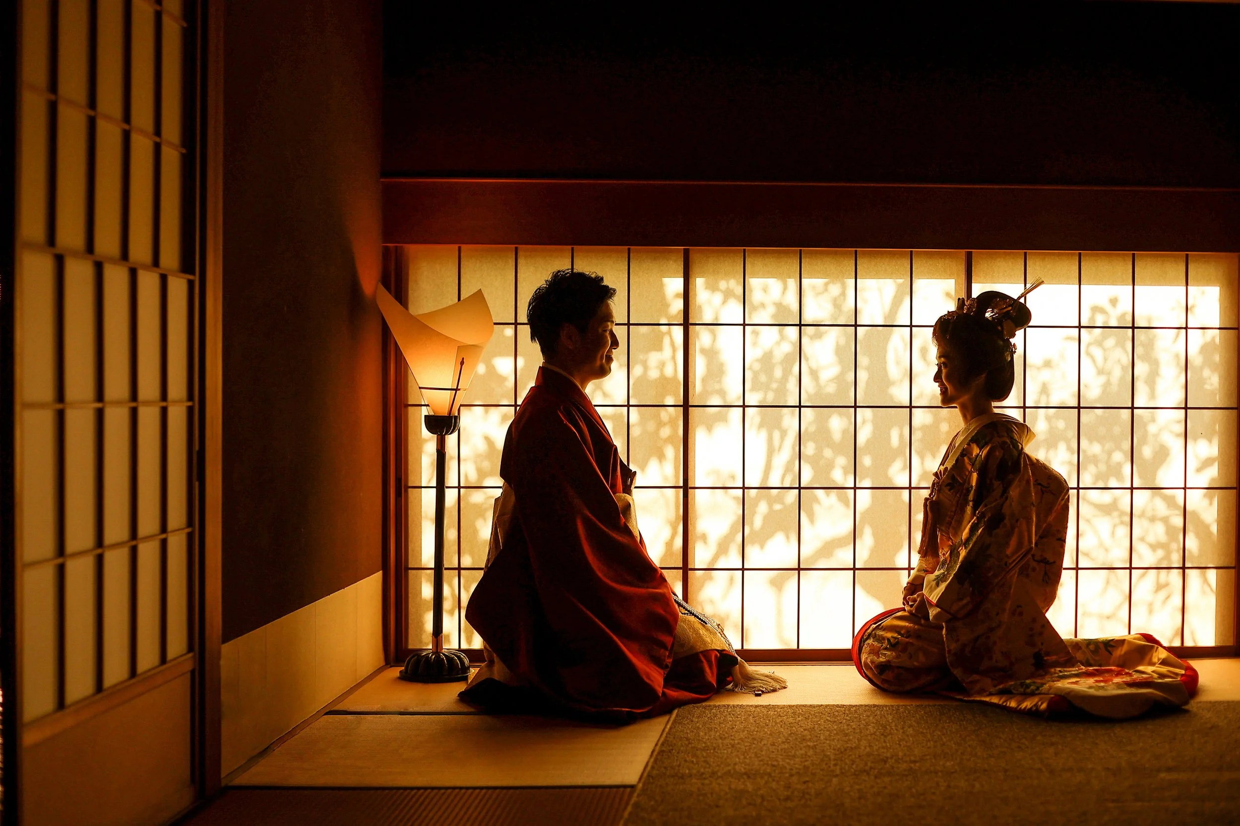 悟道庵で向かい合って正座する和装の新郎新婦。
