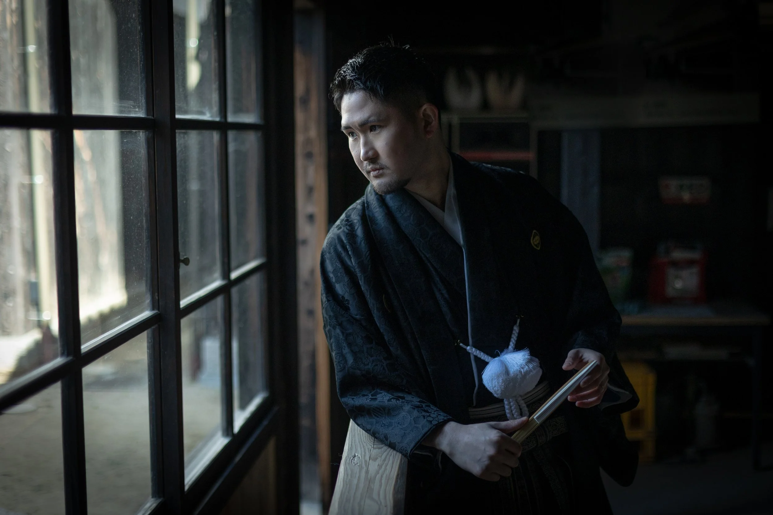 ロケ撮影イメージ｜御手洗町並み保存地区｜紋付姿の新郎が窓のそばに立ち外を見つめている。