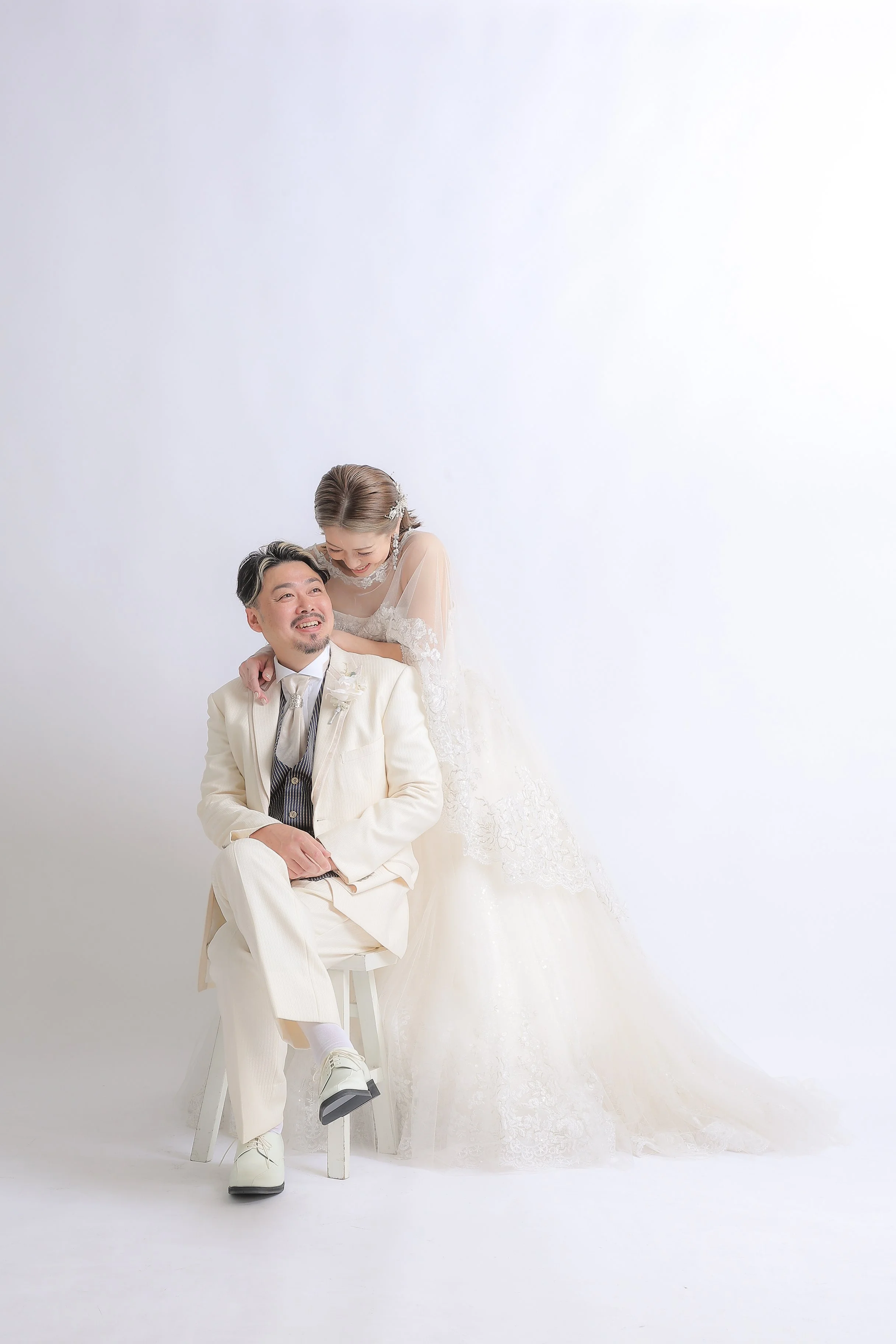 スタジオ撮影イメージ | 結婚式の衣装を着た笑顔のカップルの写真