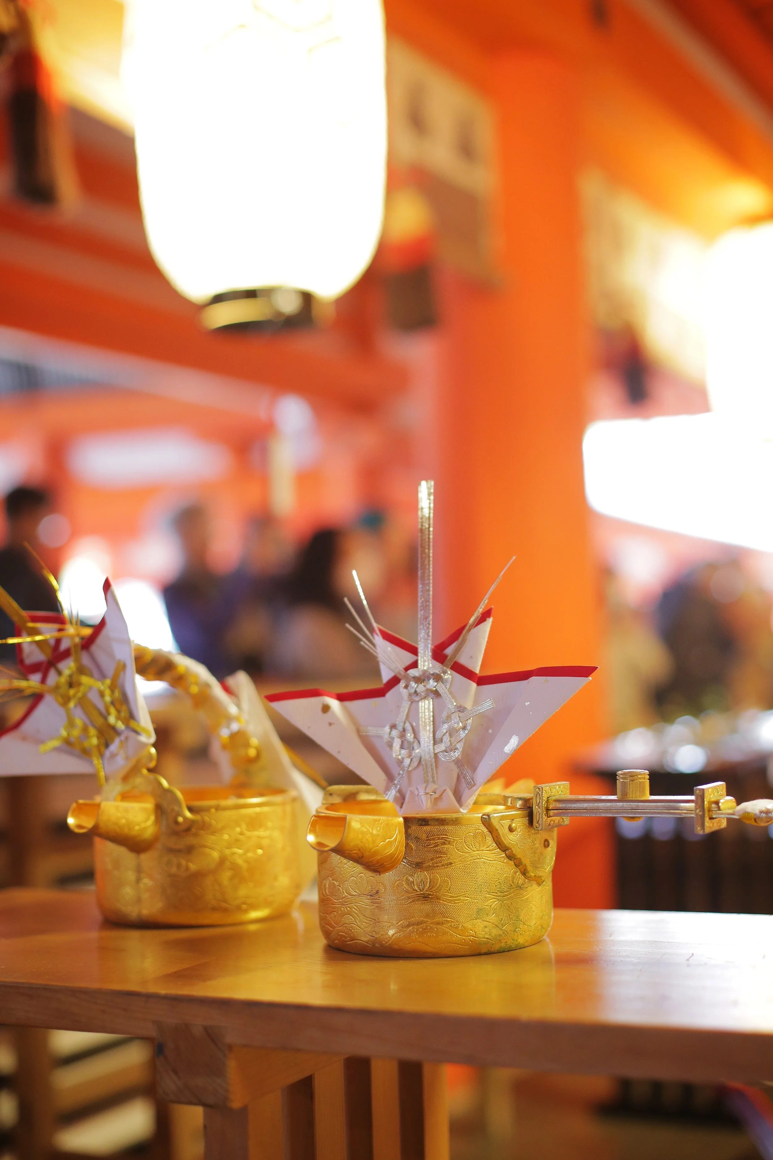 三々九度の御神酒を注ぐ銚子