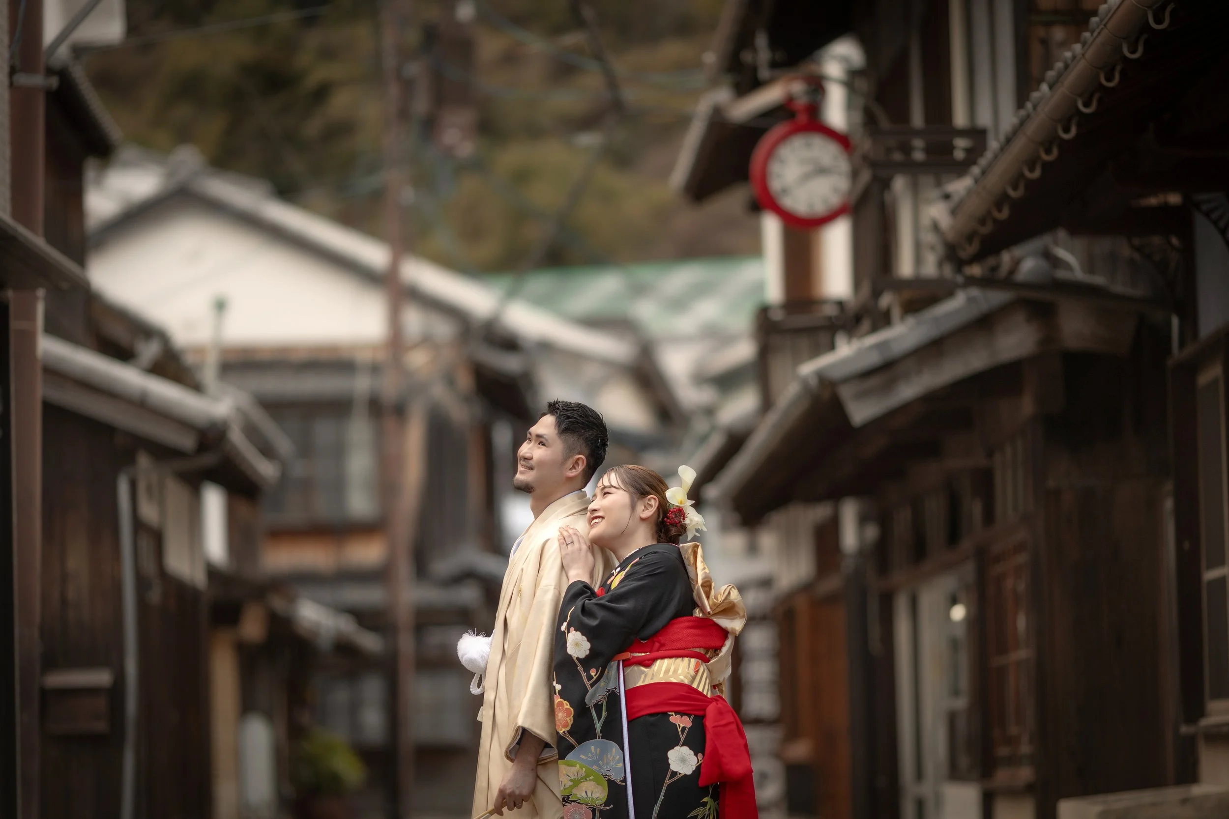 ロケ撮影イメージ｜御手洗町並み保存地区｜和装の新郎新婦が、古い木造の町並みの中を歩いているシーン。