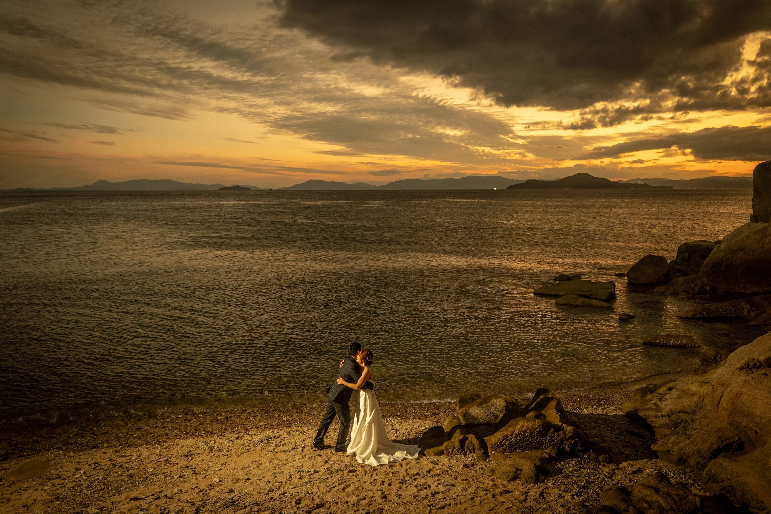 ロケ撮影イメージ | 江田島 入鹿海岸 | 夕焼けの海辺で抱き合うカップル