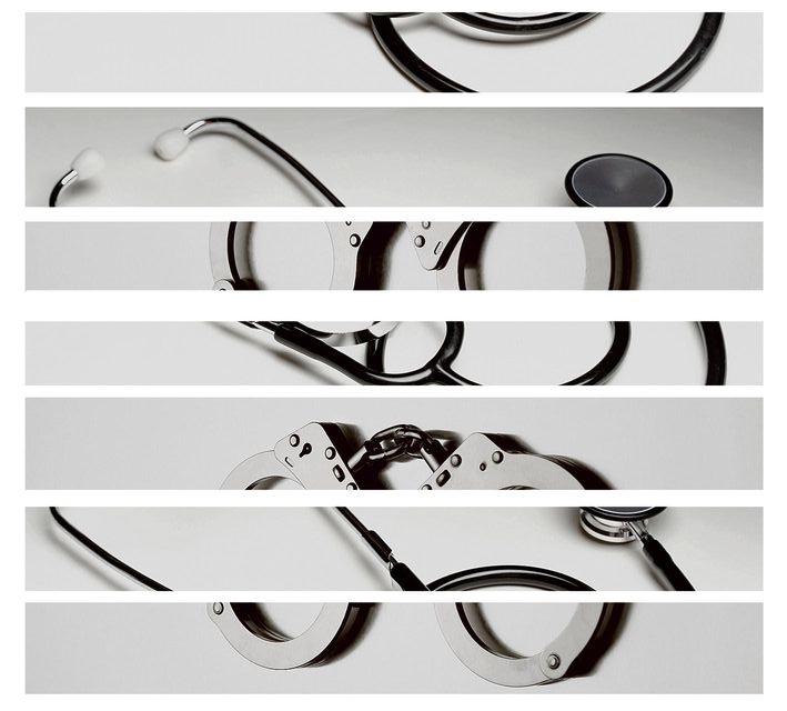 Je verwacht medische hulp, je krijgt handboeien