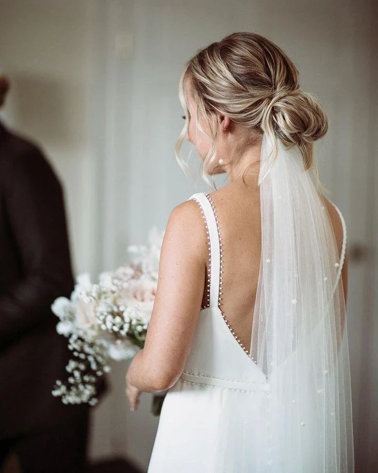 modern feminine bridal look 3.jpeg