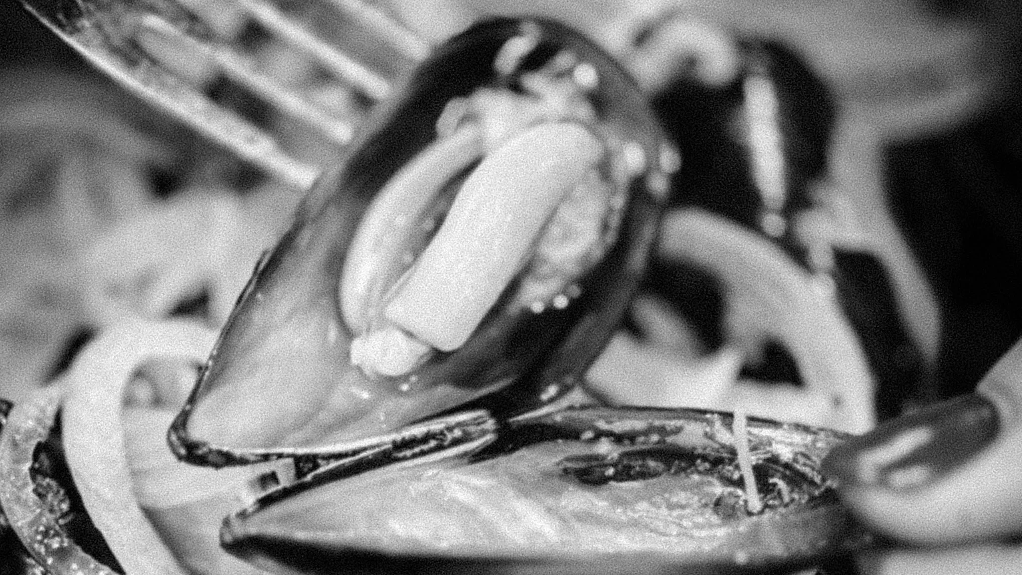 Un piatto di spaghetti con vongole, fettine di limone e una salsa, con una forchetta sopra.