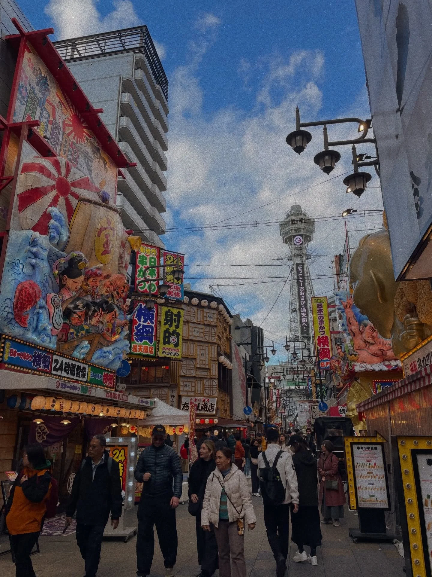 Back in Osaka to try the famous Takoyaki 🐙
Soft batter, tender octopus, and savory sauce. 

Do you prefer sweet or salty street food ?

#Takoyaki #OsakaFood #JapaneseStreetFood #Ebisuhigashi #FoodLove