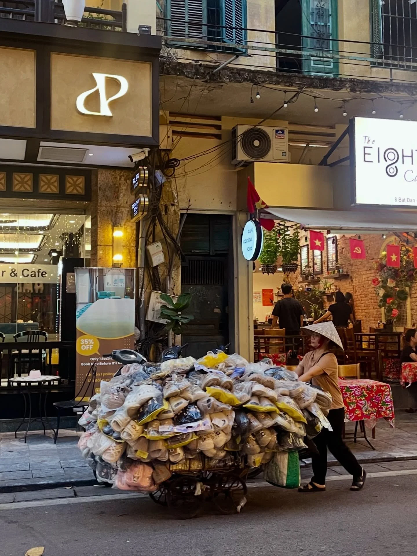 🇻🇳&bull; Hano&iuml; est un tourbillon incessant de vies, o&ugrave; le chao devient une &eacute;nergie fascinante.

#hanoi #voyagesolo #vietnam